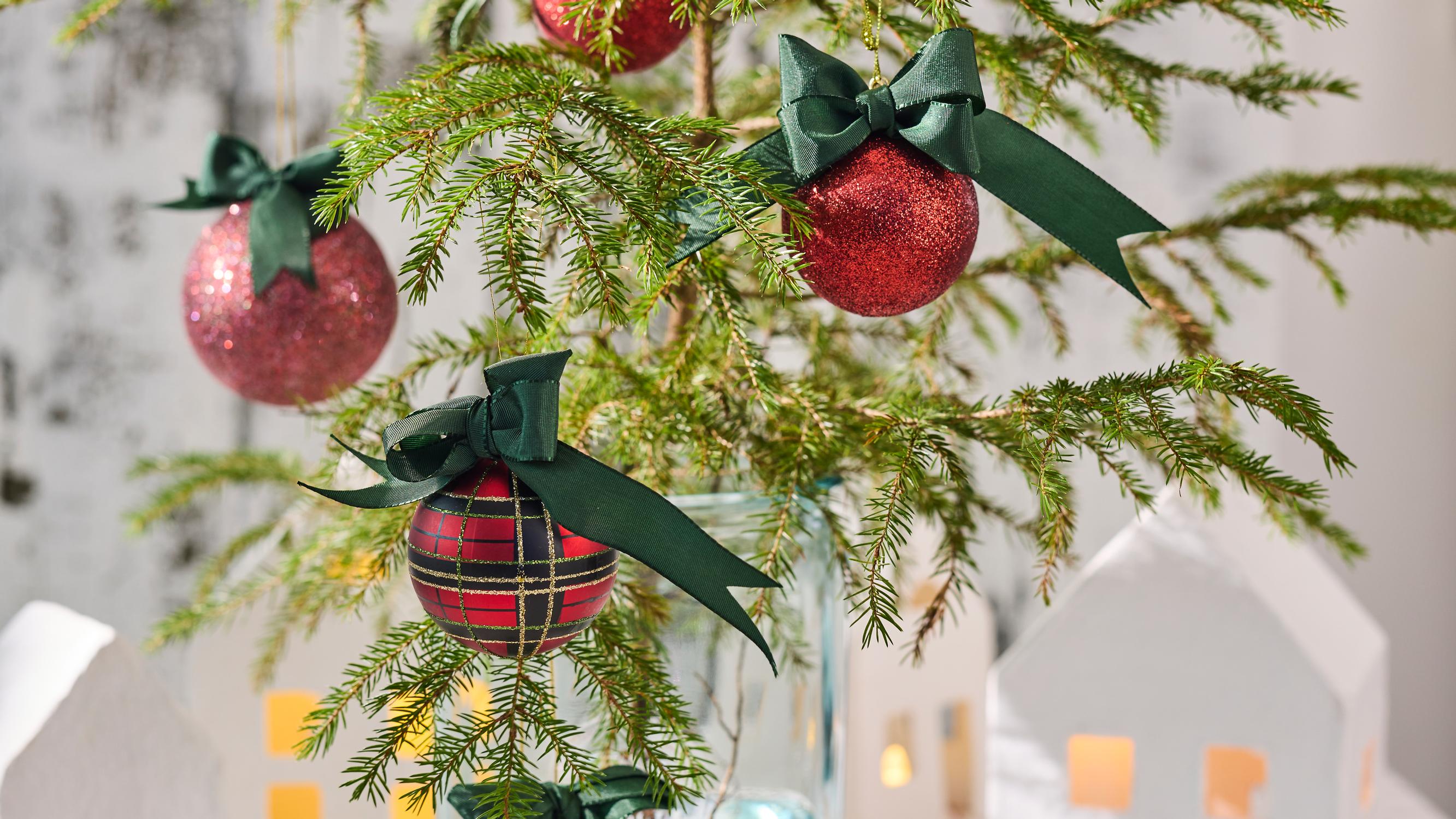 Kaunis kerrottu rusetti syntyy helpolla sormikikalla – katso ohje!