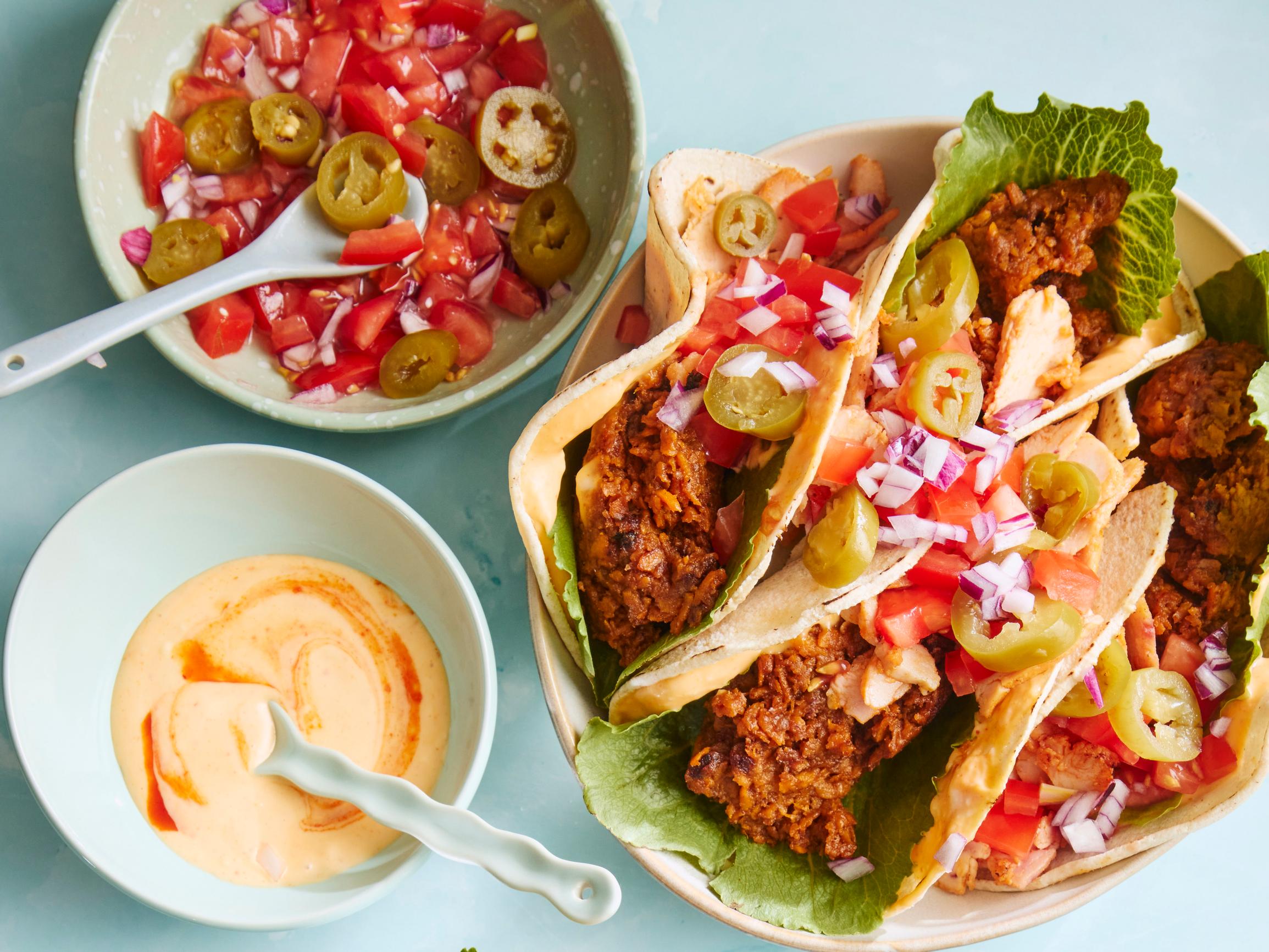 Kana-bataattitacot – muhkeiden tacojen juju on pannulla paistettu mausteinen bataattiraaste