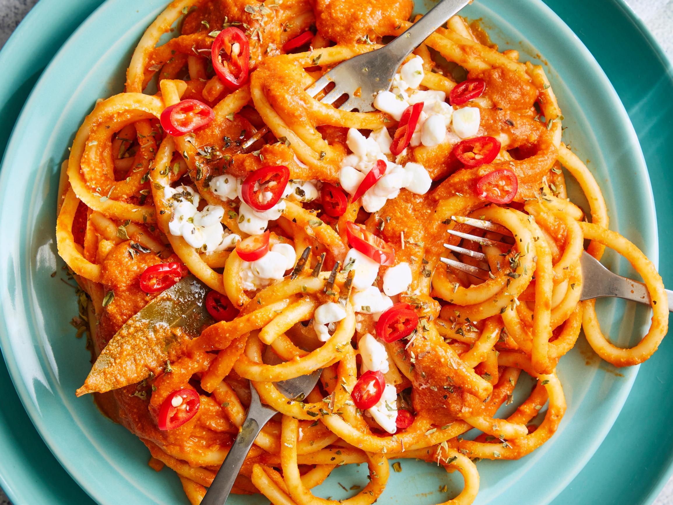 Tomaatti-raejuustopasta – kastikkeeseen surautettu raejuusto tekee ruoasta kermaisen ja proteiinipitoisen