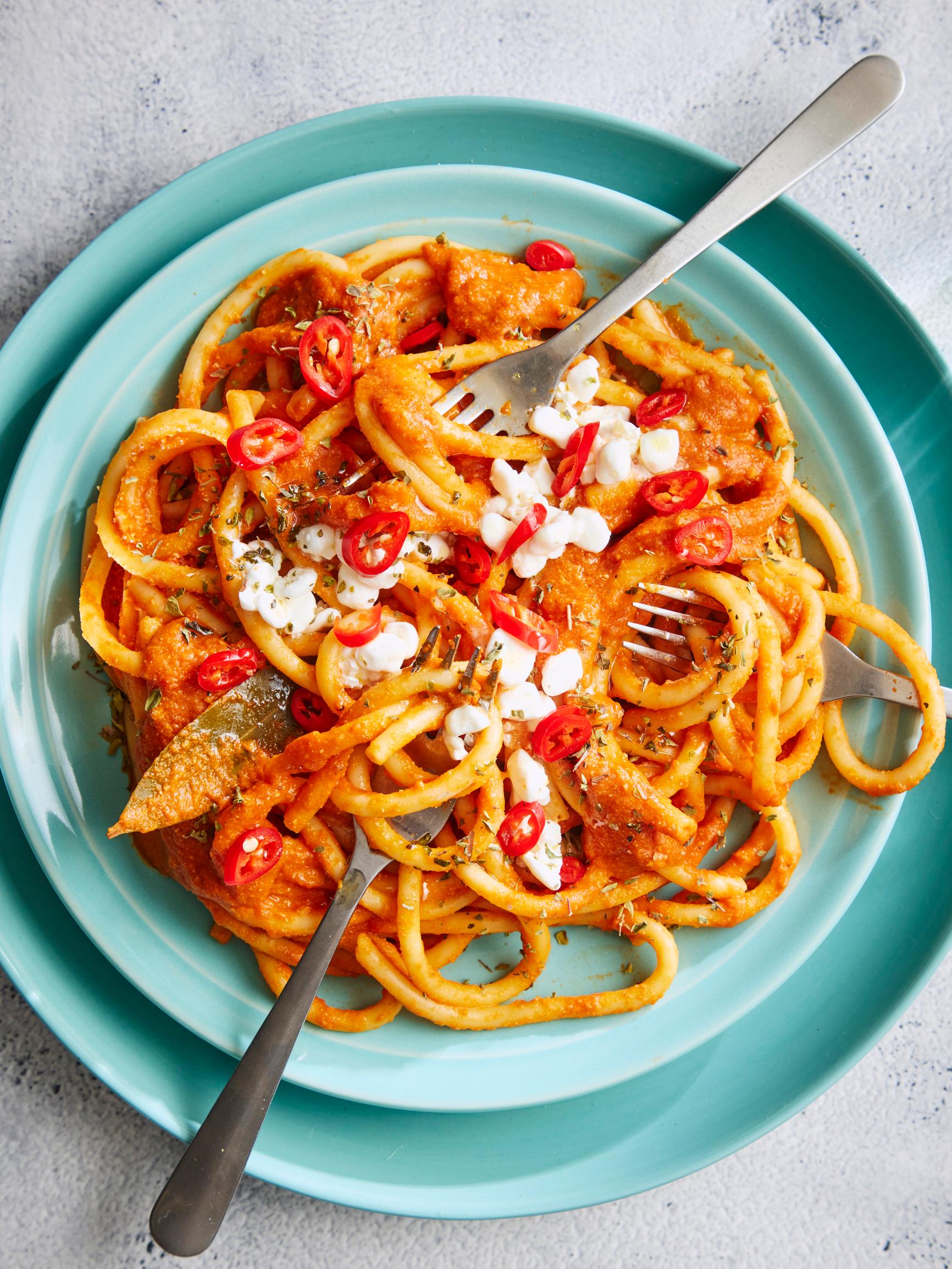 Tomaatti-raejuustopasta – kastikkeeseen surautettu raejuusto tekee ruoasta kermaisen ja proteiinipitoisen