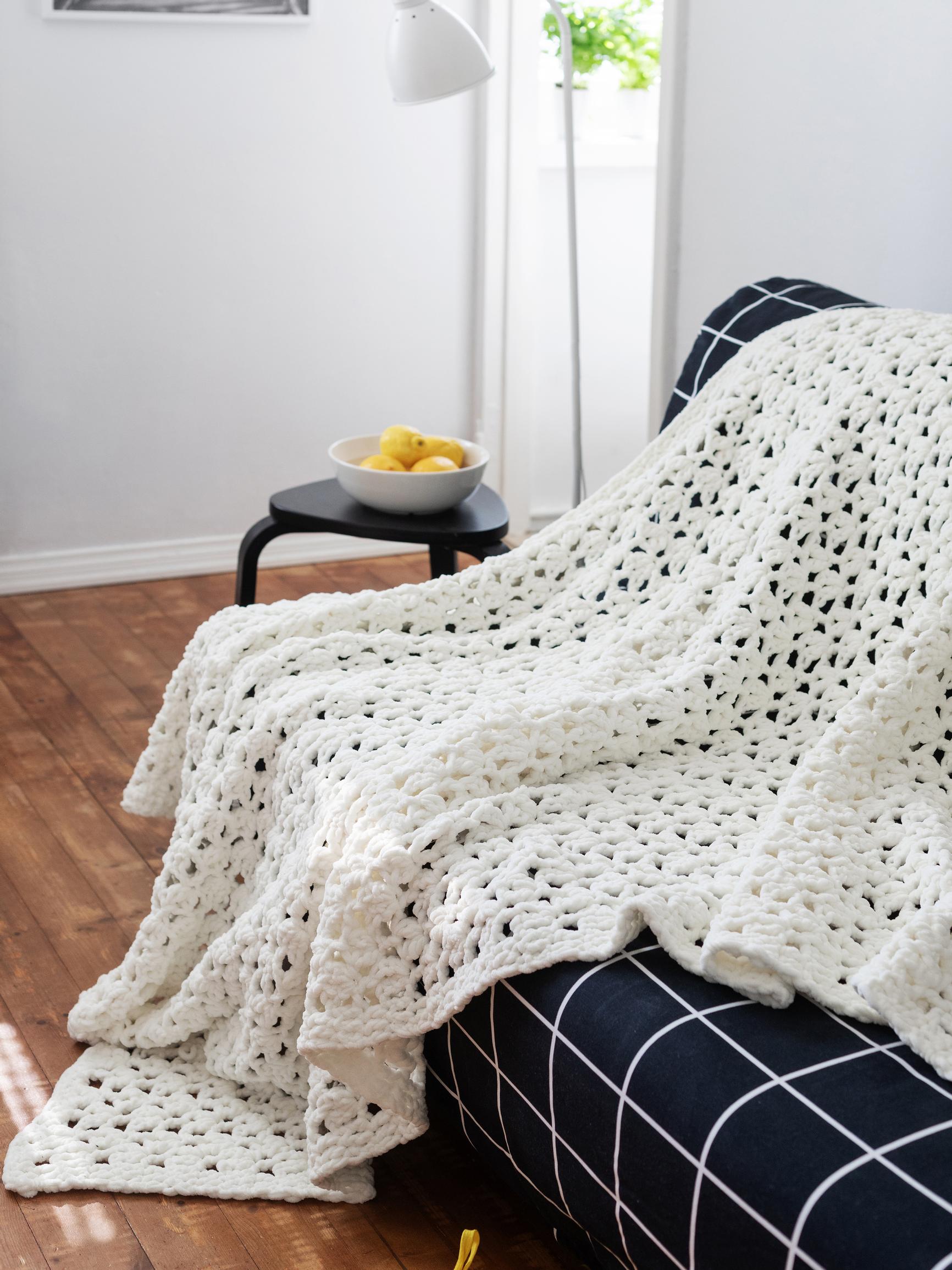 Virkkaa lämmin torkkupeitto – viltti valmistuu nopeasti paksusta langasta 