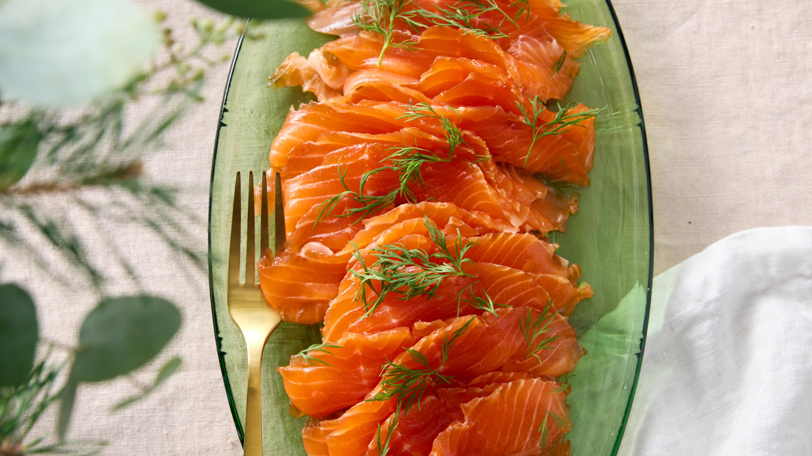 Graavilohi muscovadosokerilla – perinteinen kalaherkku saa lakritsisen vivahteen 