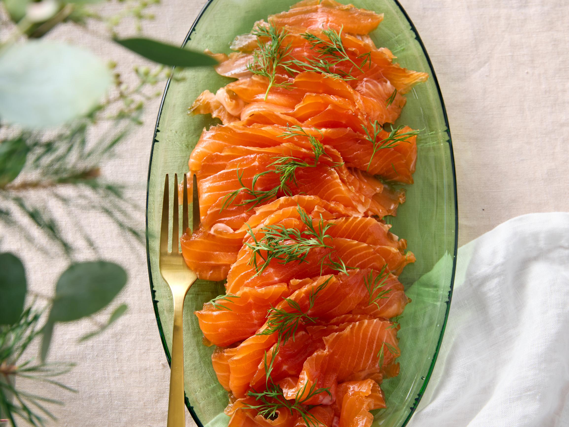 Graavilohi muscovadosokerilla – perinteinen kalaherkku saa lakritsisen vivahteen 