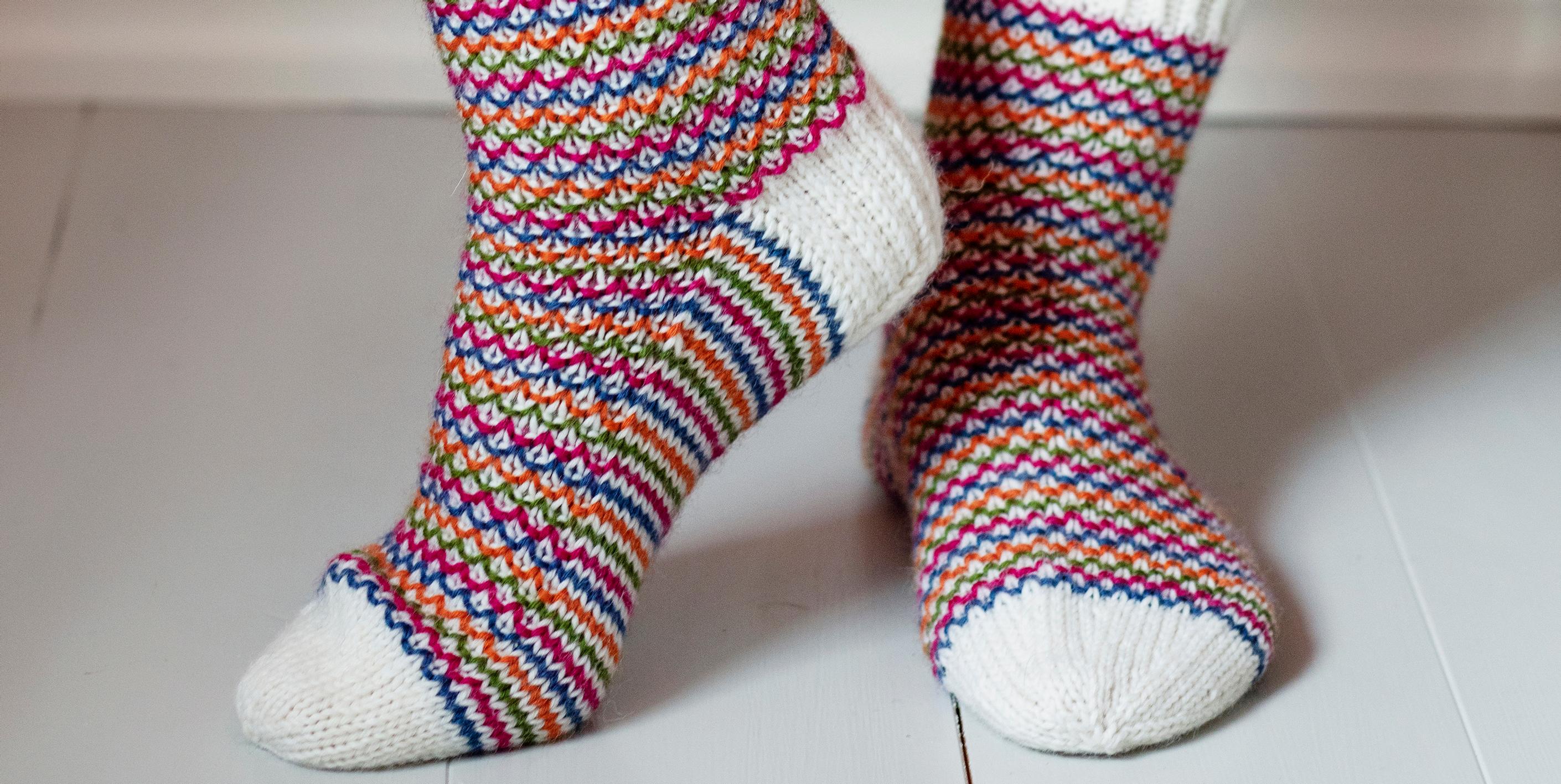 Rikottu helmineule tuo sukkiin uutta ilmettä – kaunis pintaneule on helppo oppia