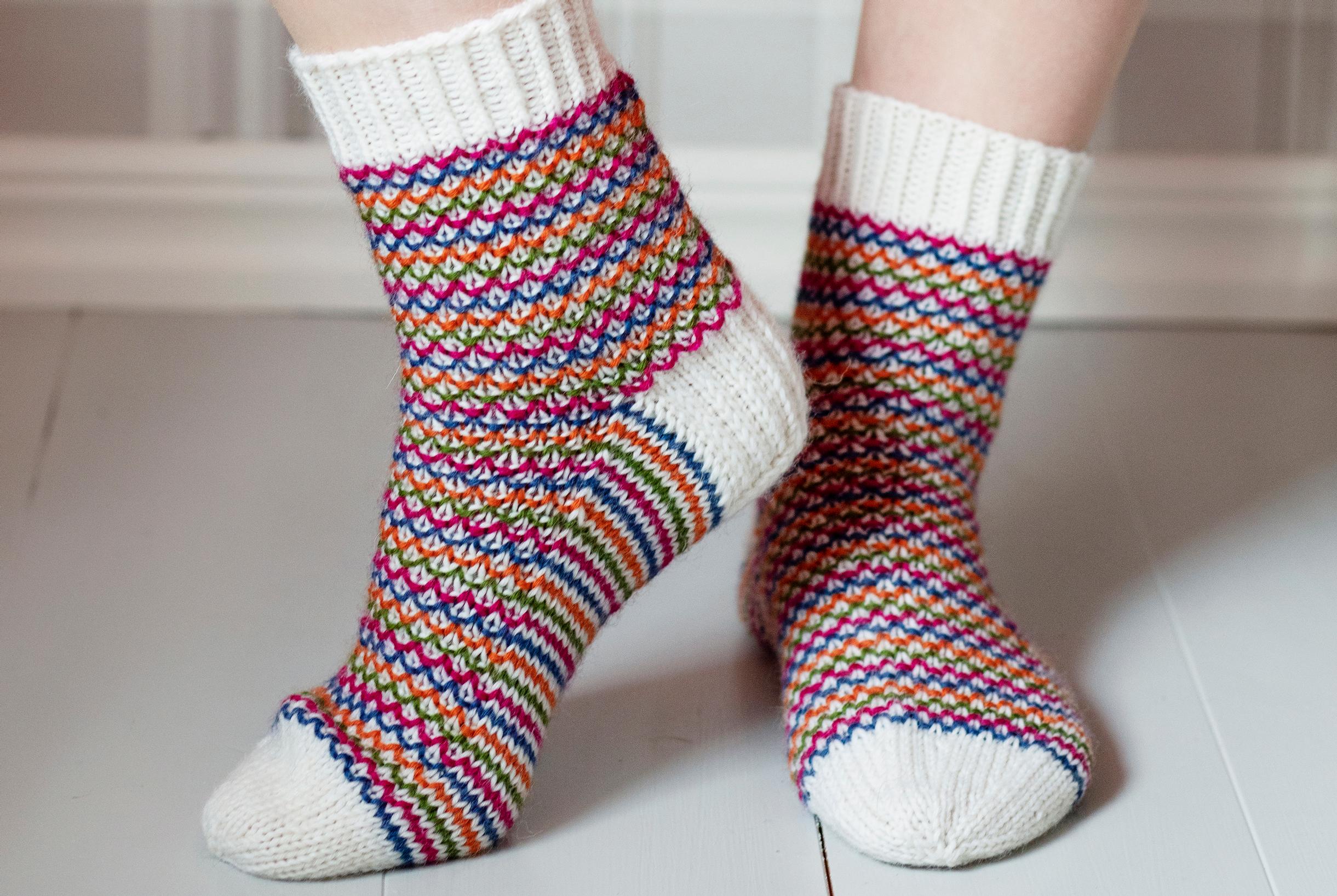 Rikottu helmineule tuo sukkiin uutta ilmettä – kaunis pintaneule on helppo oppia