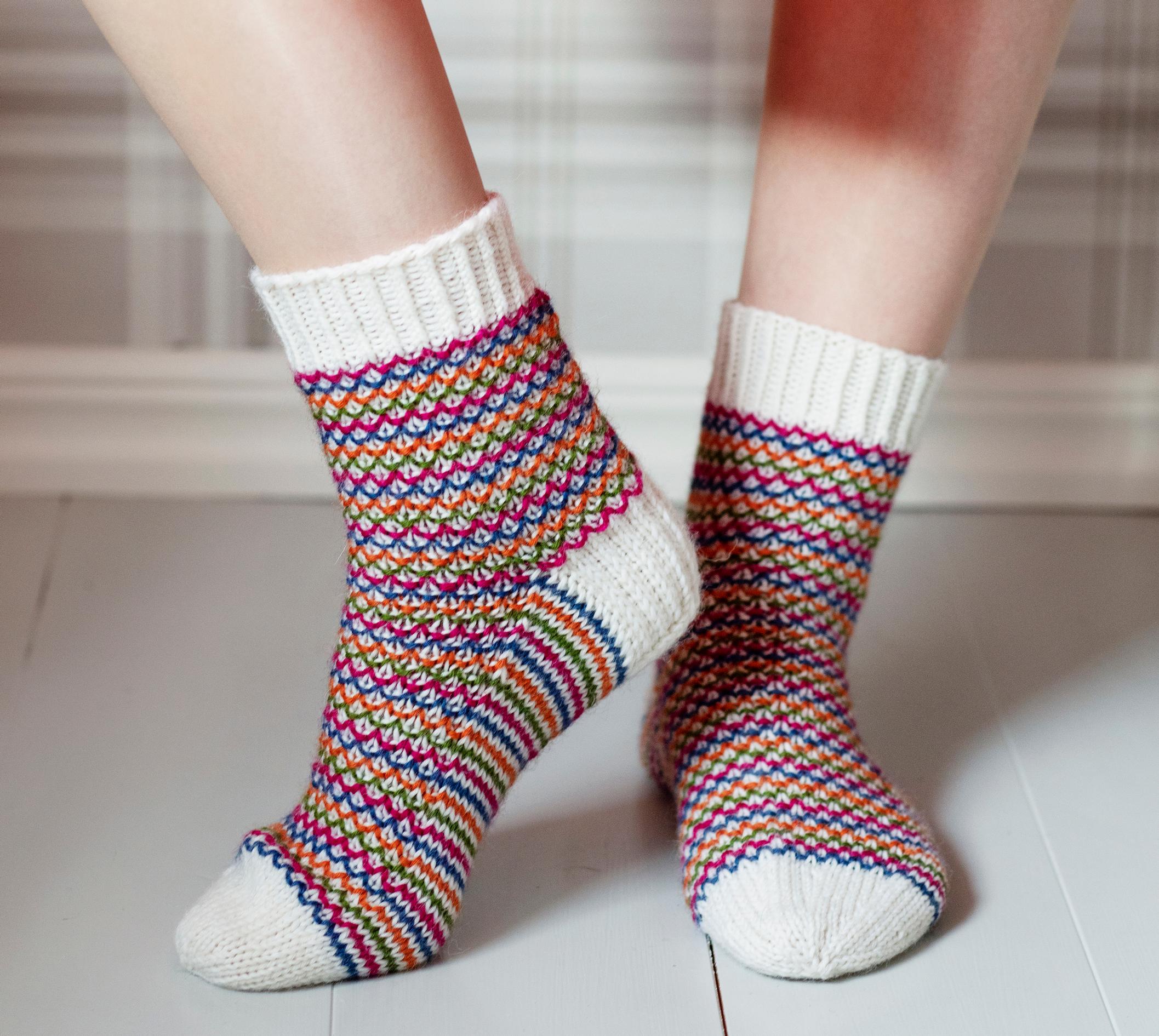 Rikottu helmineule tuo sukkiin uutta ilmettä – kaunis pintaneule on helppo oppia