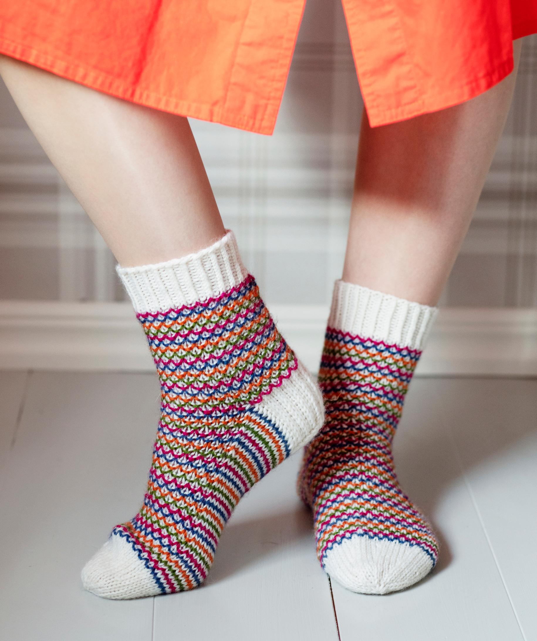 Rikottu helmineule tuo sukkiin uutta ilmettä – kaunis pintaneule on helppo oppia