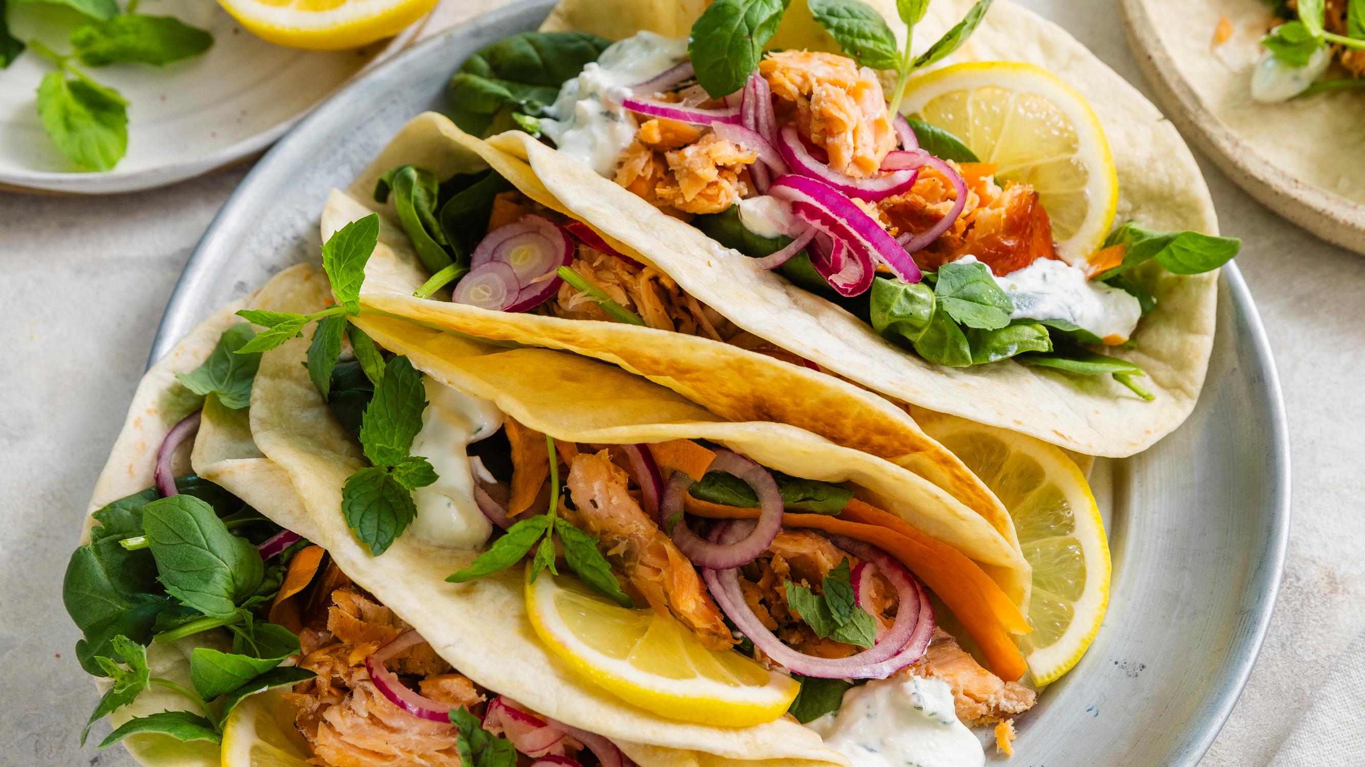 Savulohitacot – rapeaksi paistettu savulohi ja fetakastike ovat vastustamaton yhdistelmä