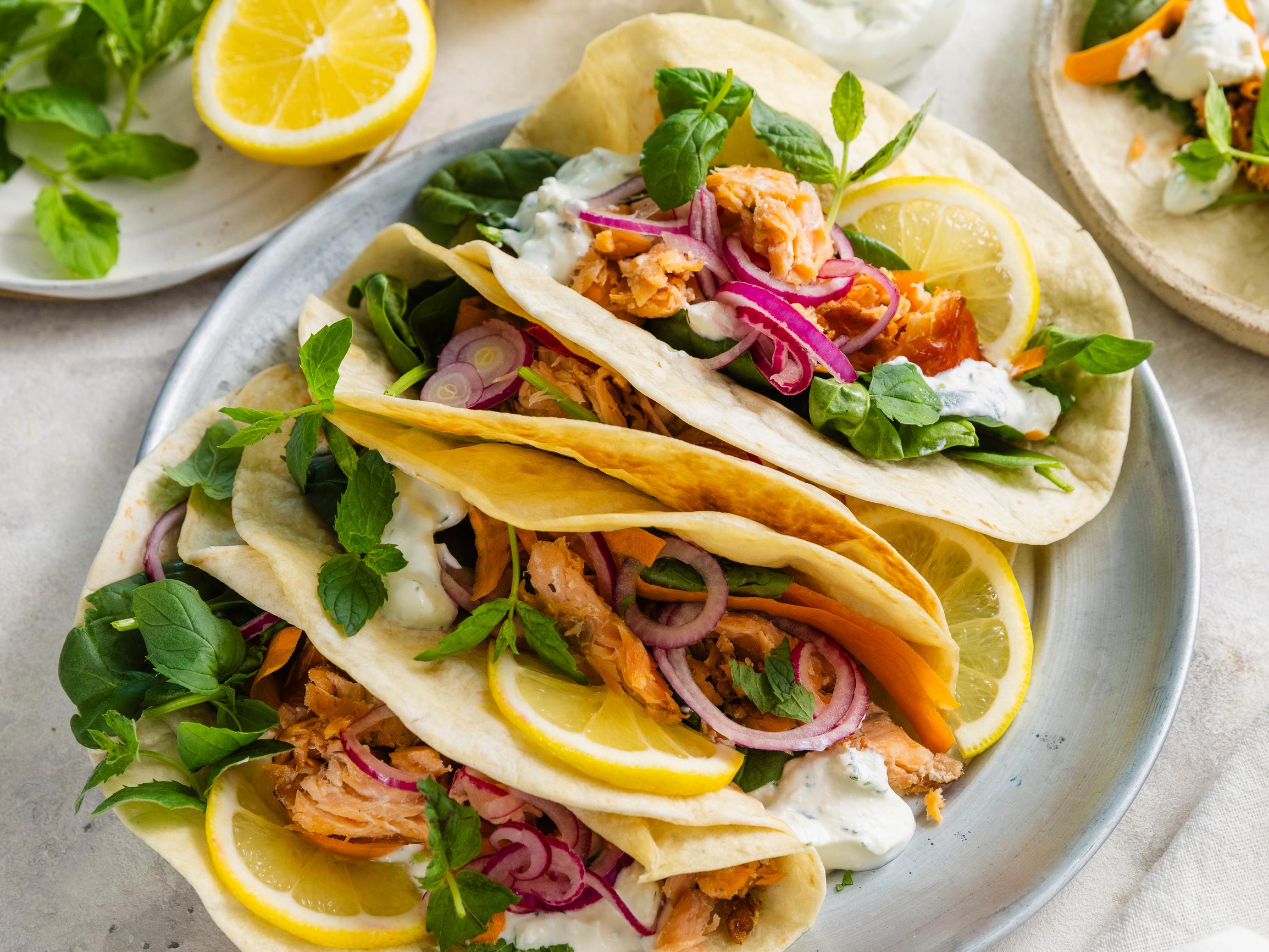 Savulohitacot – rapeaksi paistettu savulohi ja fetakastike ovat vastustamaton yhdistelmä