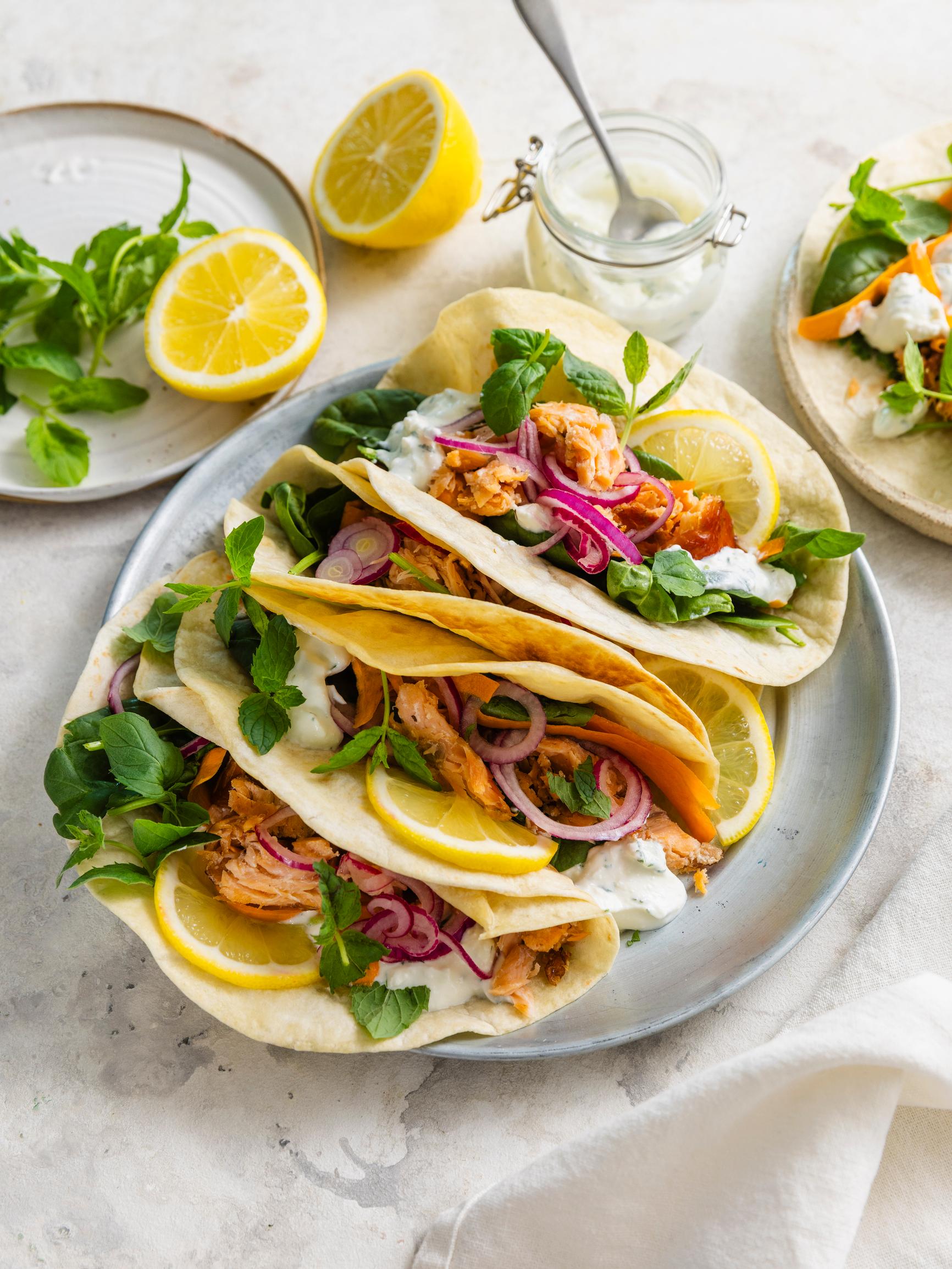 Savulohitacot – rapeaksi paistettu savulohi ja fetakastike ovat vastustamaton yhdistelmä