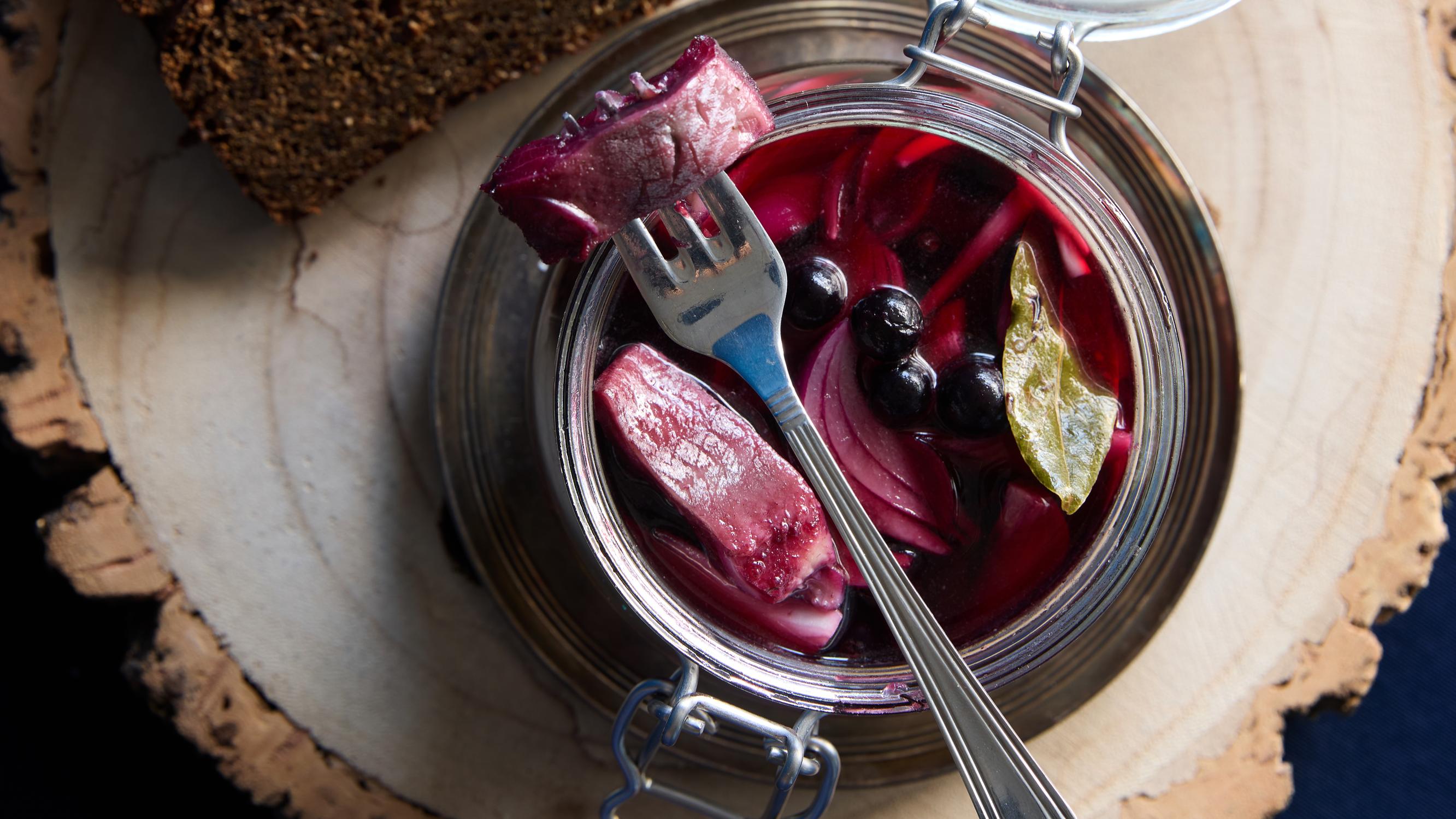 Mustaherukkasilli – kalapöydän klassikko valmistuu helposti