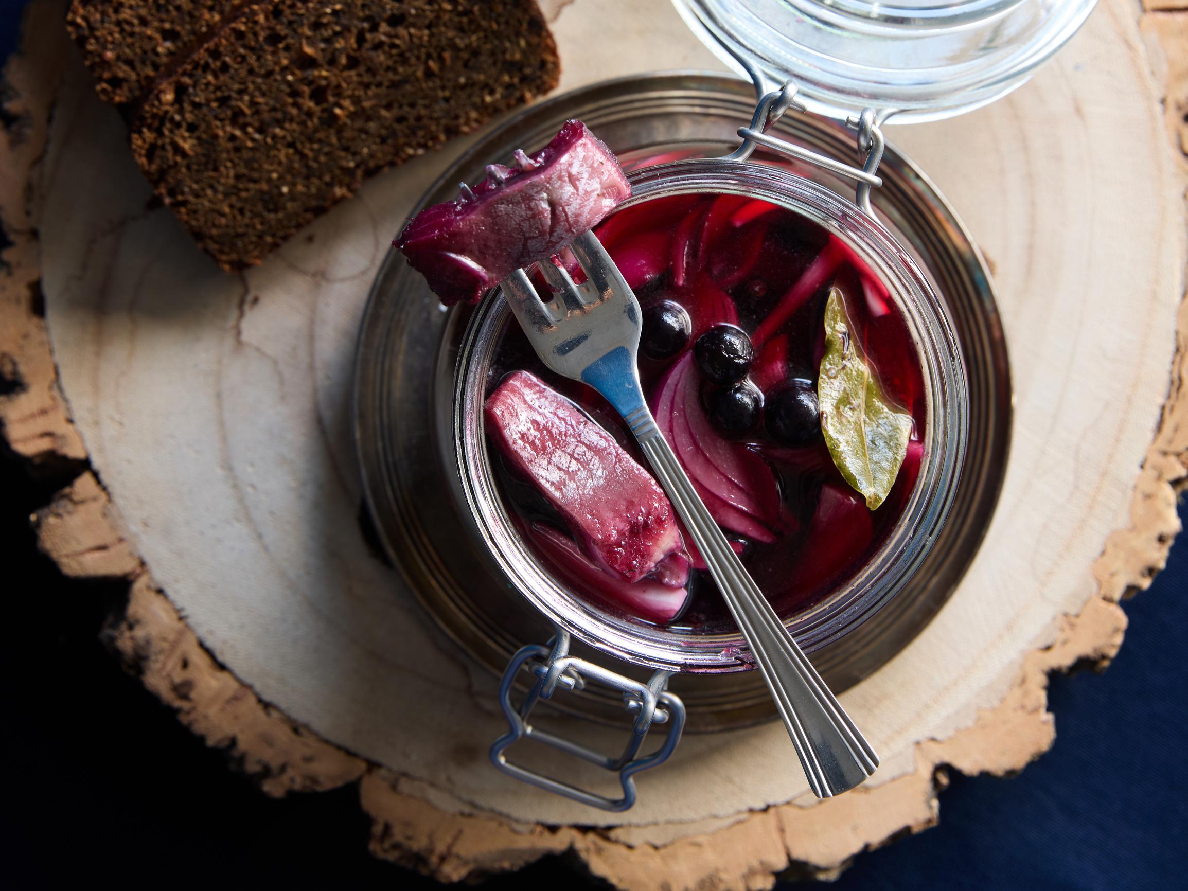 Mustaherukkasilli – kalapöydän klassikko valmistuu helposti