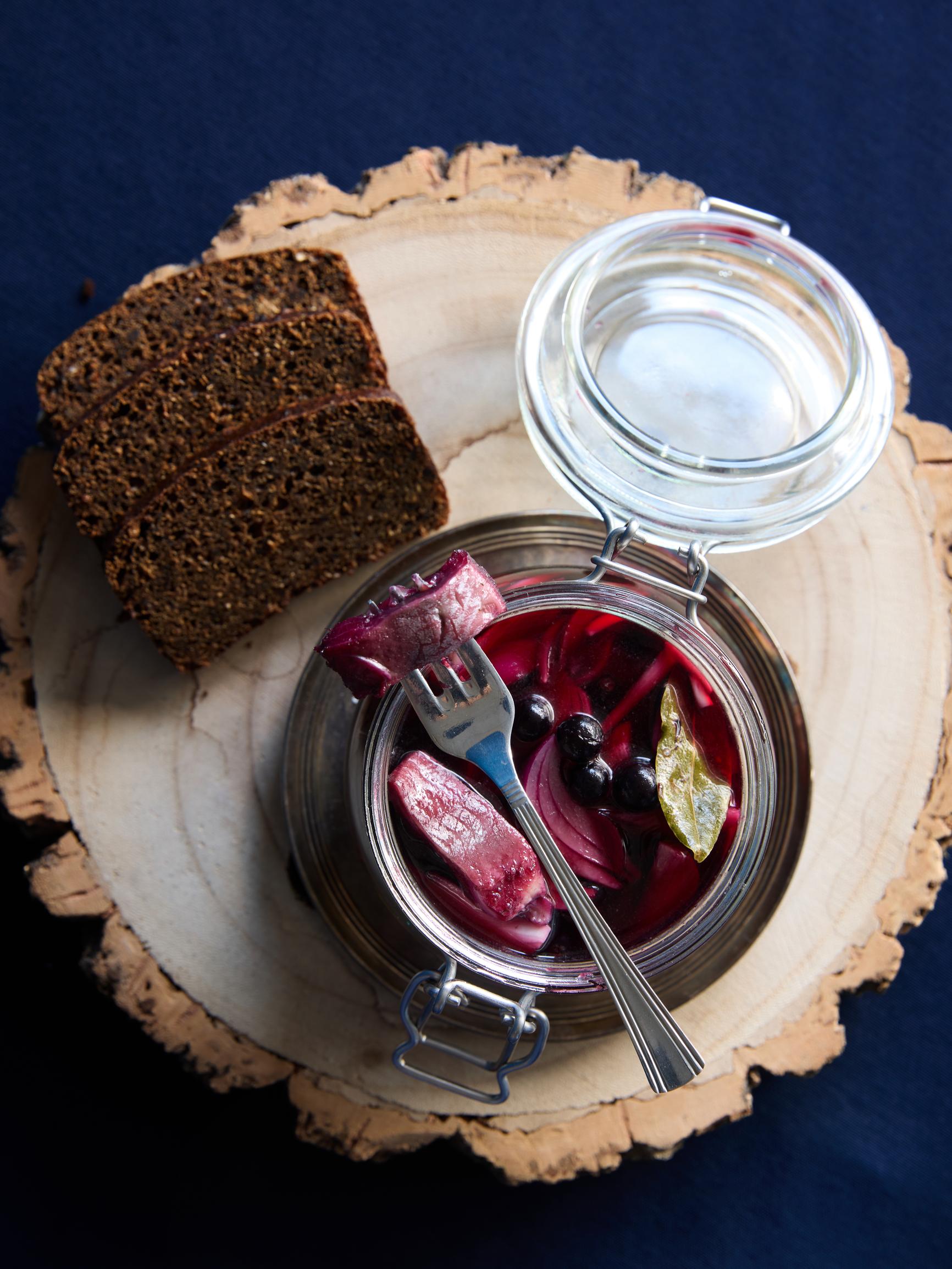 Mustaherukkasilli – kalapöydän klassikko valmistuu helposti