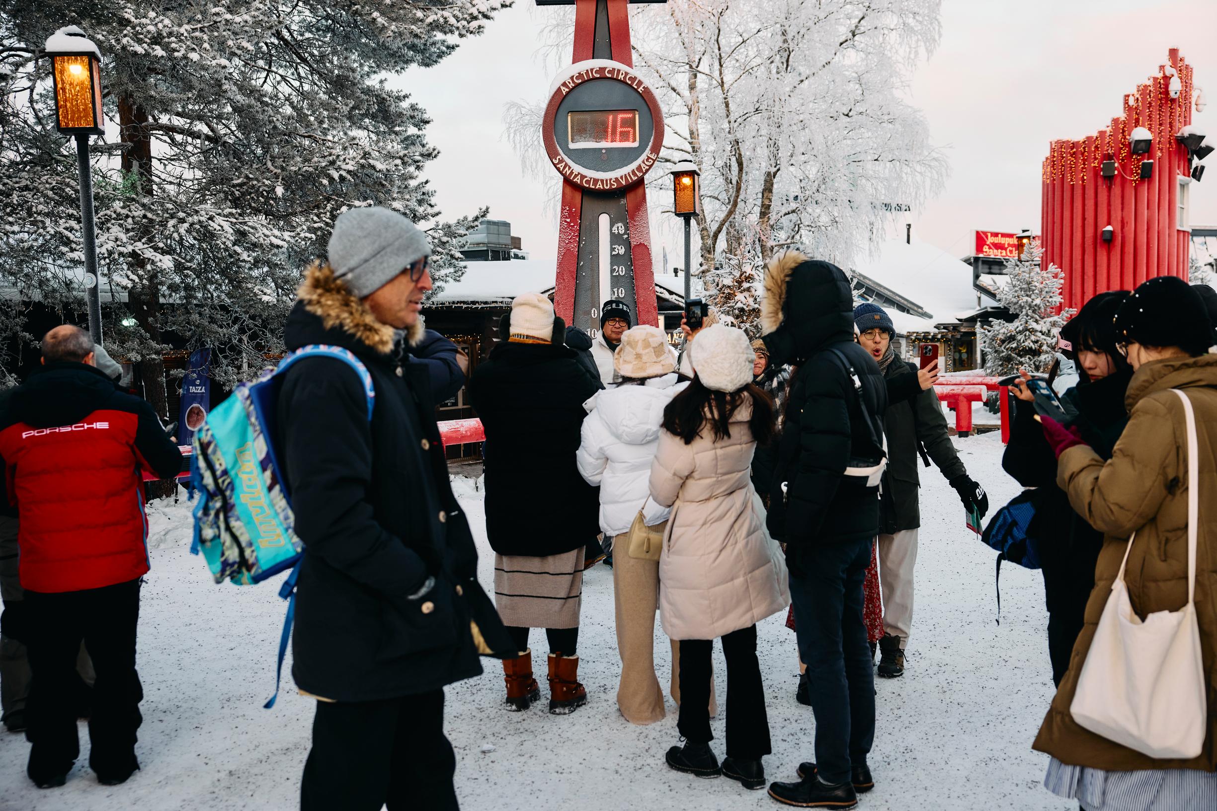 Joulupukin Pajakylä: turisteja ja lämpömittari