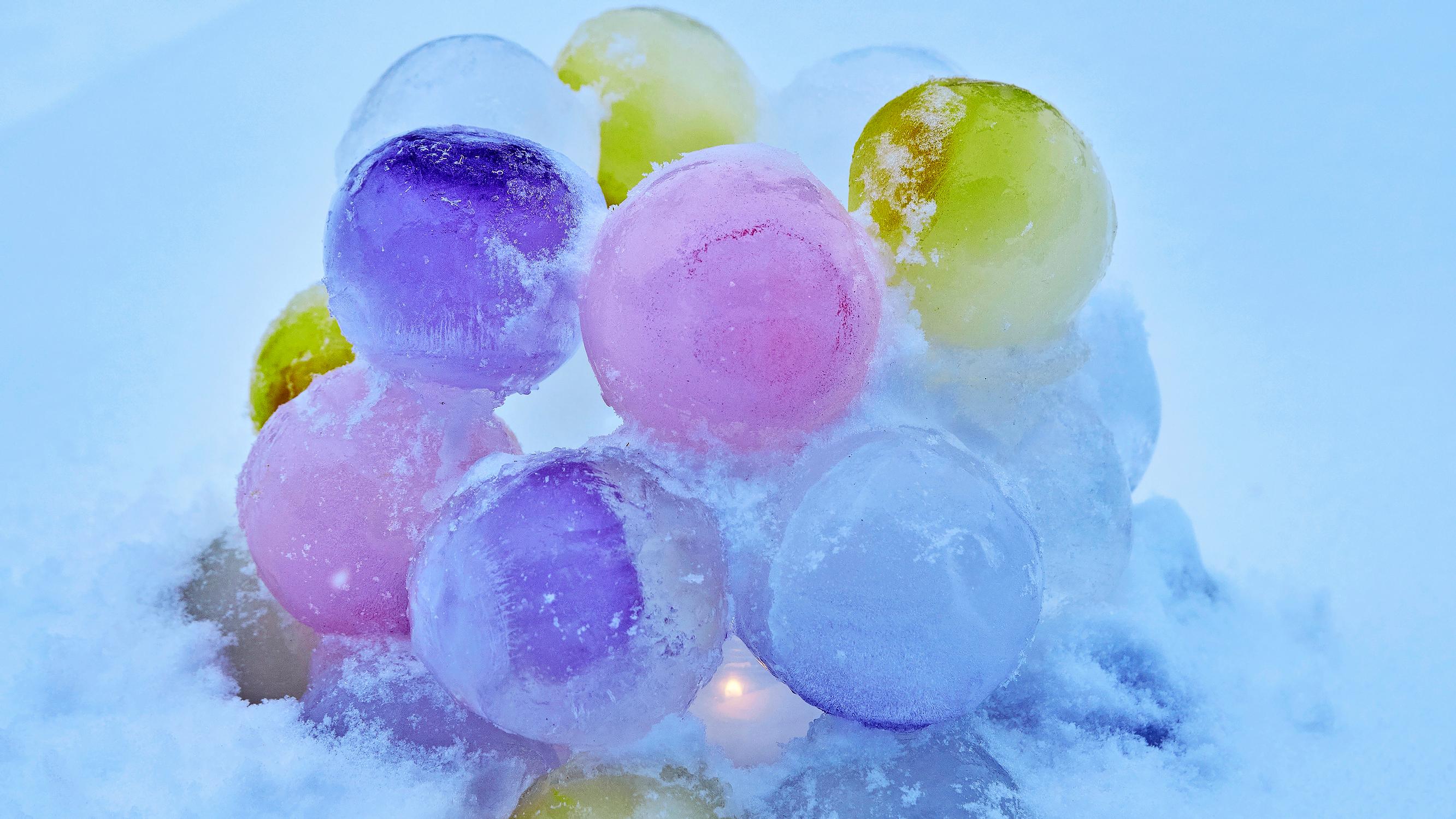 Jääpallokeko hehkuu pakkasillassa – katso helppo ohje värikkääseen jäälyhtyyn