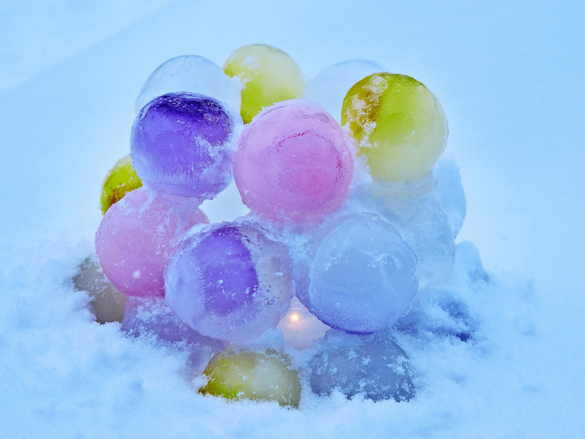 Jääpallokeko hehkuu pakkasillassa – katso helppo ohje värikkääseen jäälyhtyyn