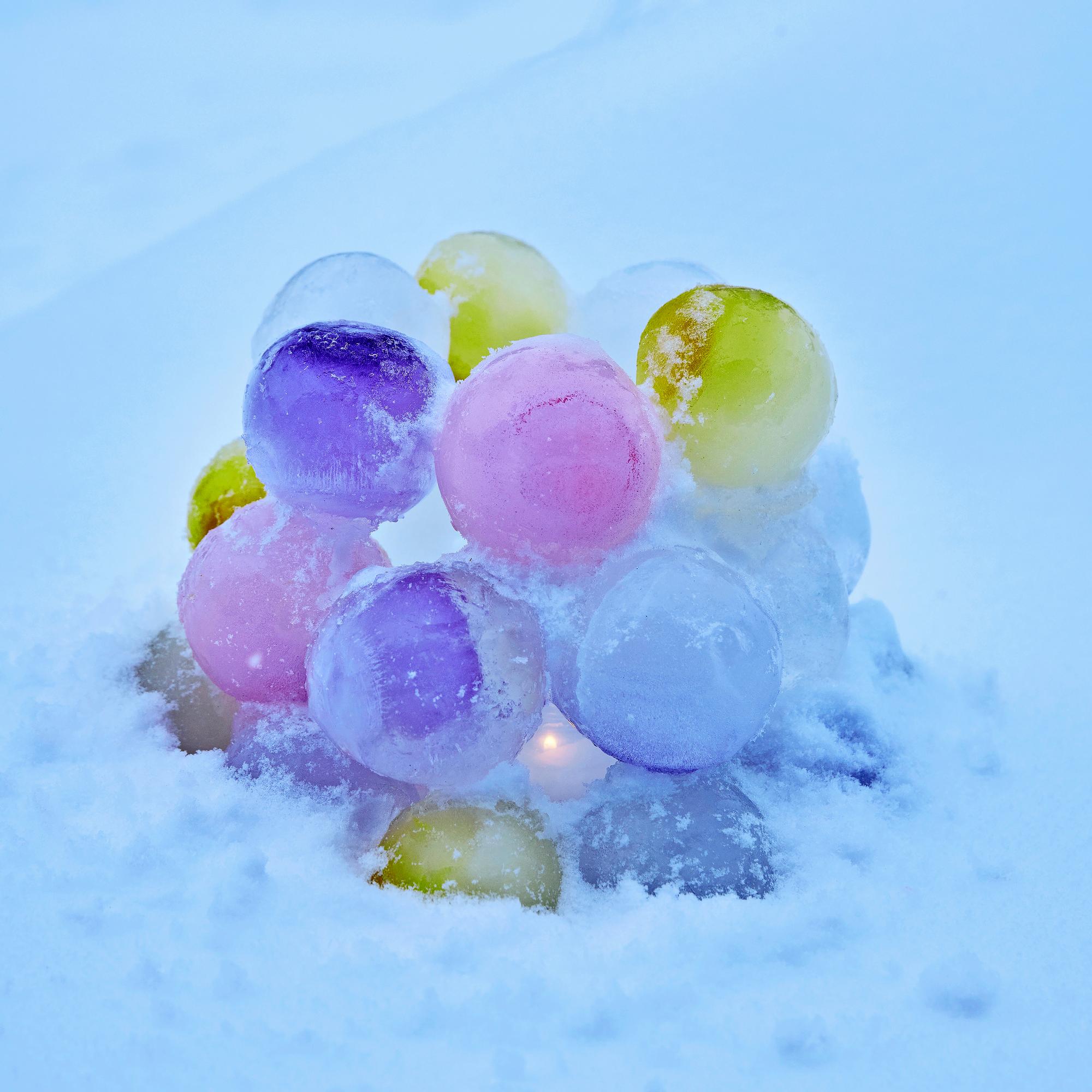 Jääpallokeko hehkuu pakkasillassa – katso helppo ohje värikkääseen jäälyhtyyn