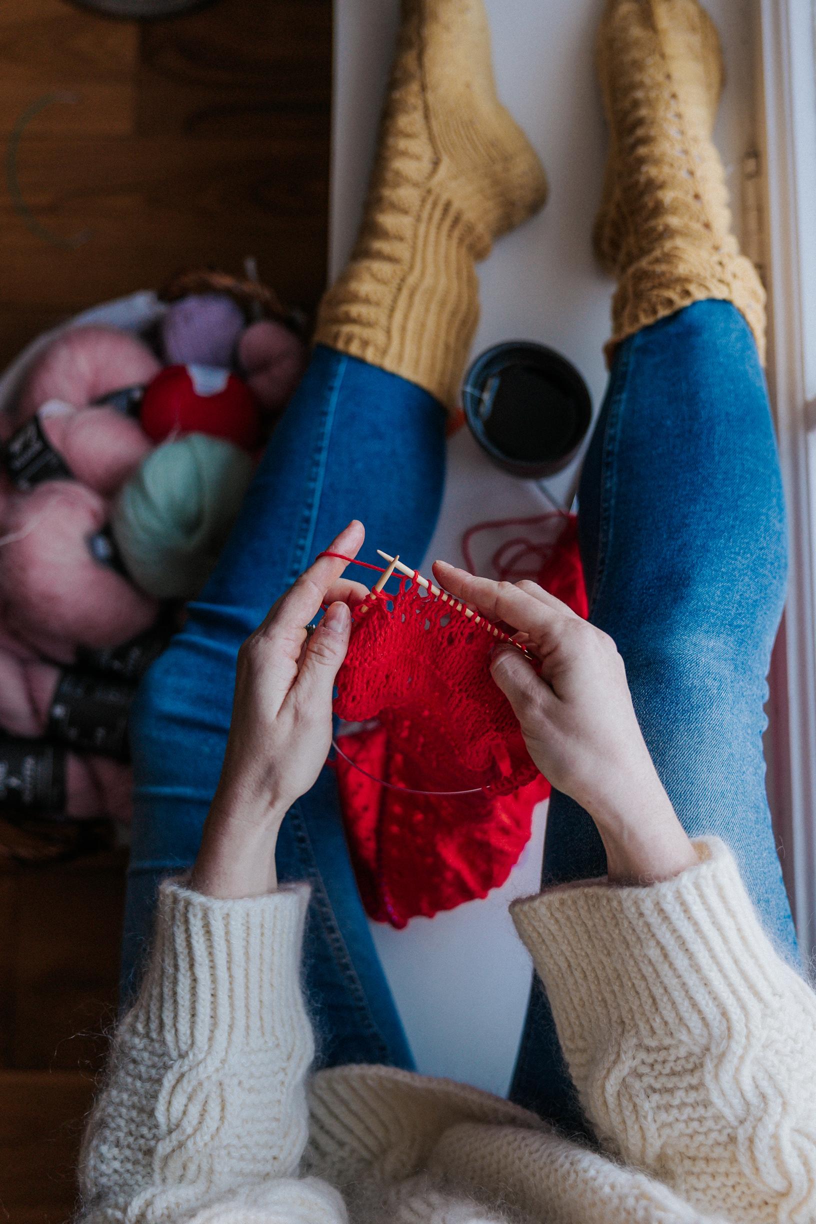 Marita Paasonen neuloo punaista pitsimekkoa