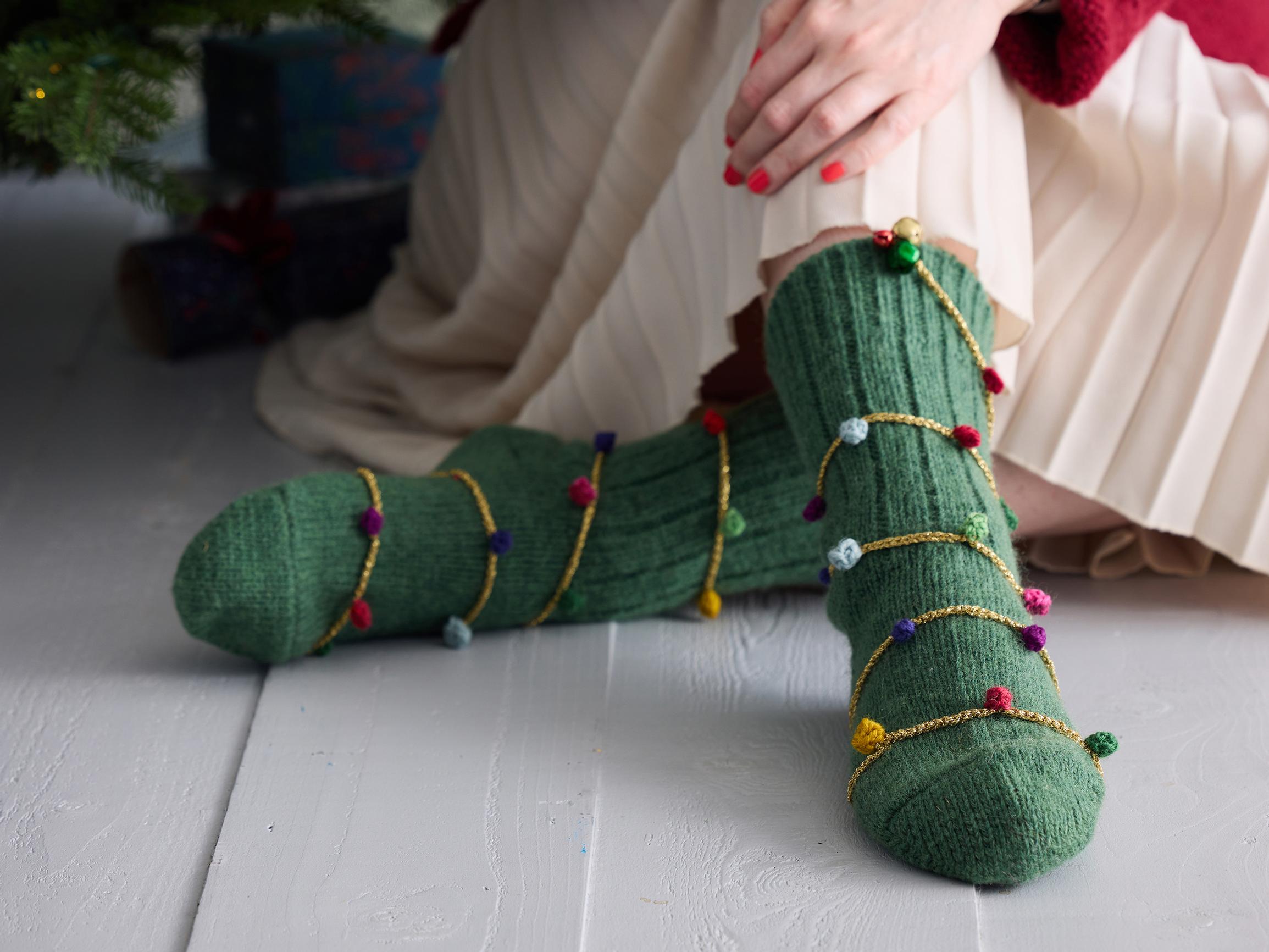 Joulupallosukat – koristele perussukat juhlaviksi virkatulla pallonauhalla