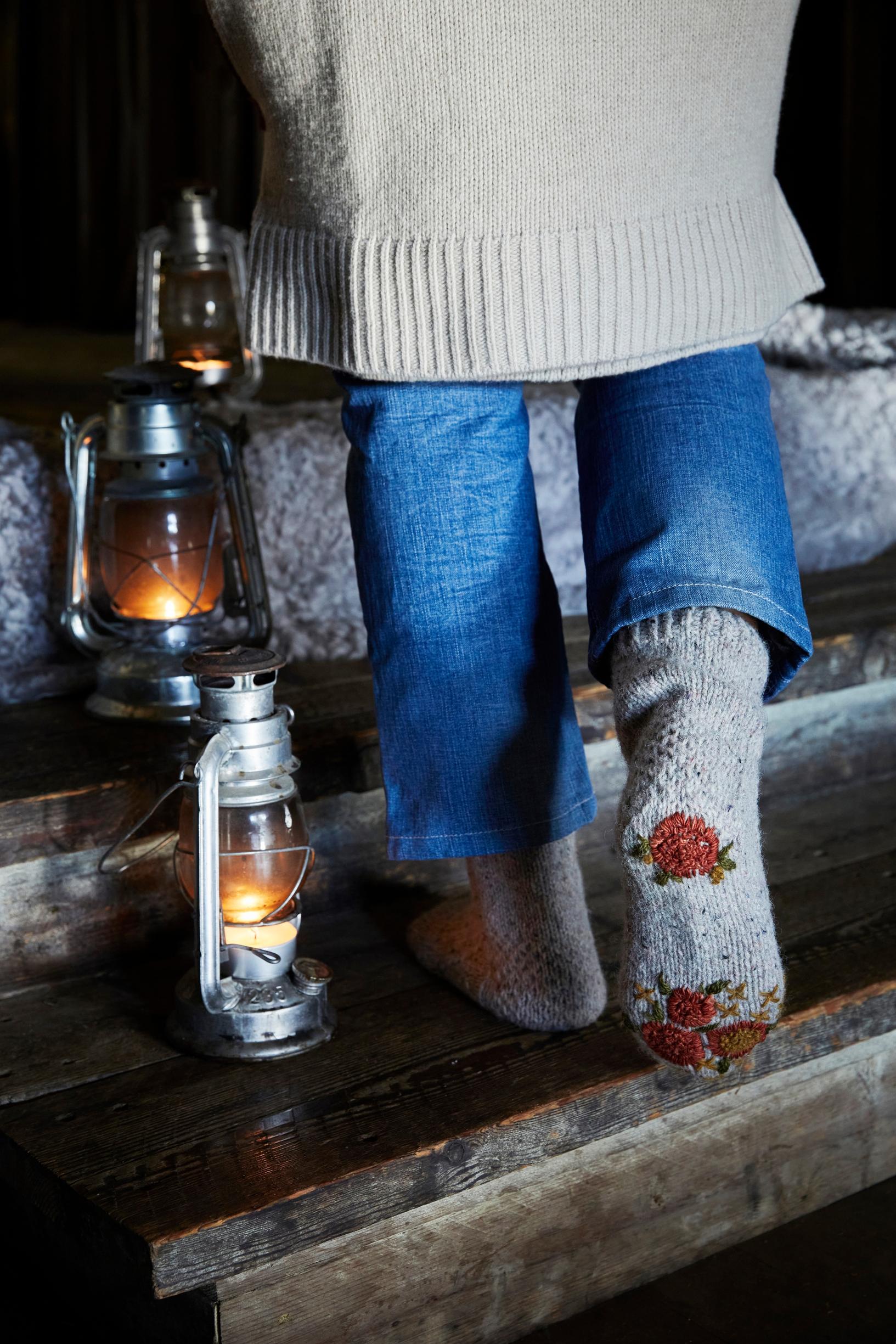 Hierovat villasukat eli harmaat villasukat, joiden pohjissa on kirjontaa.