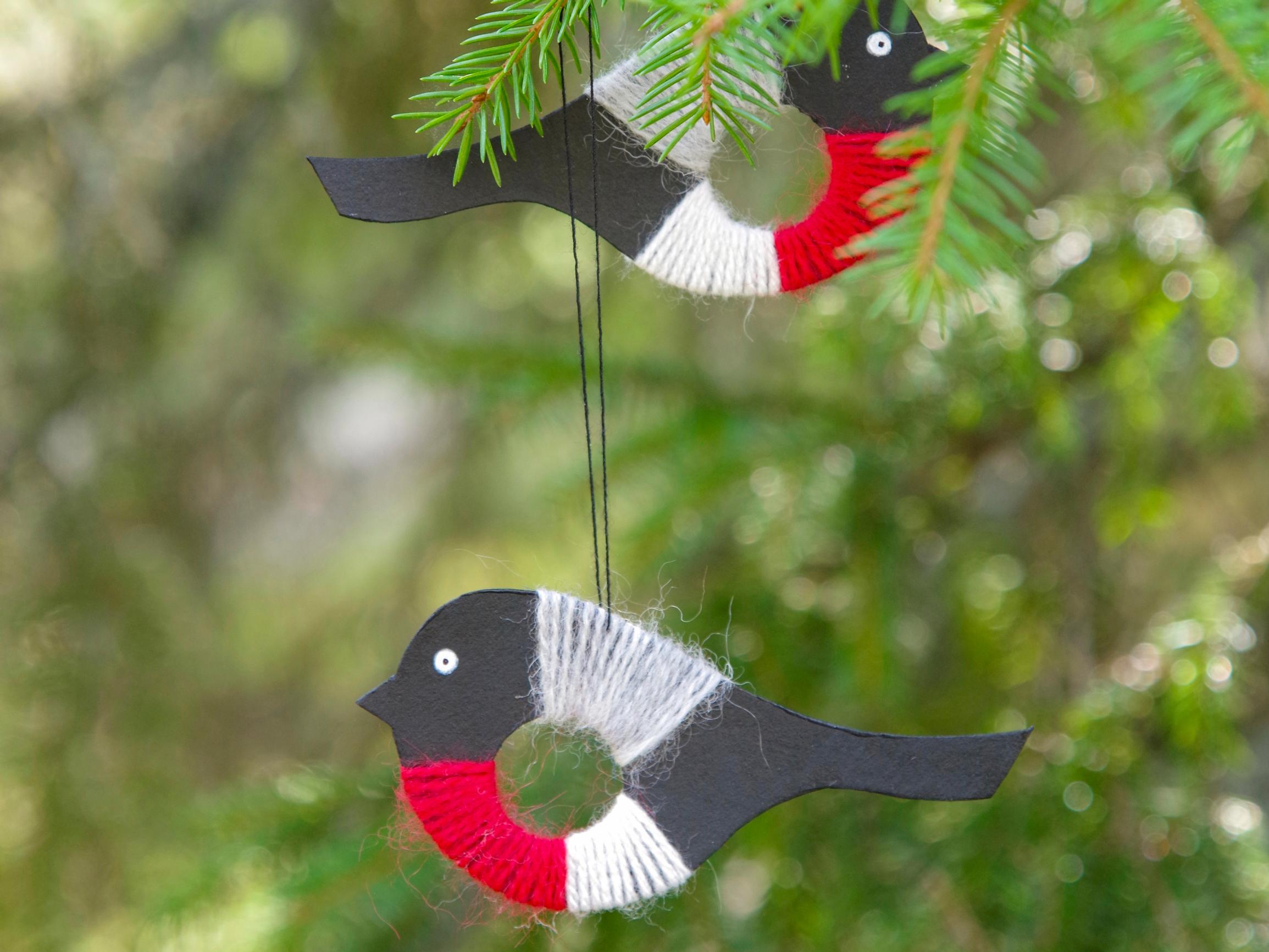 Tee itse sympaattiset punatulkut joulukuuseen – linnut saavat pehmeän pinnan ja tutun värityksen jämälangoista 