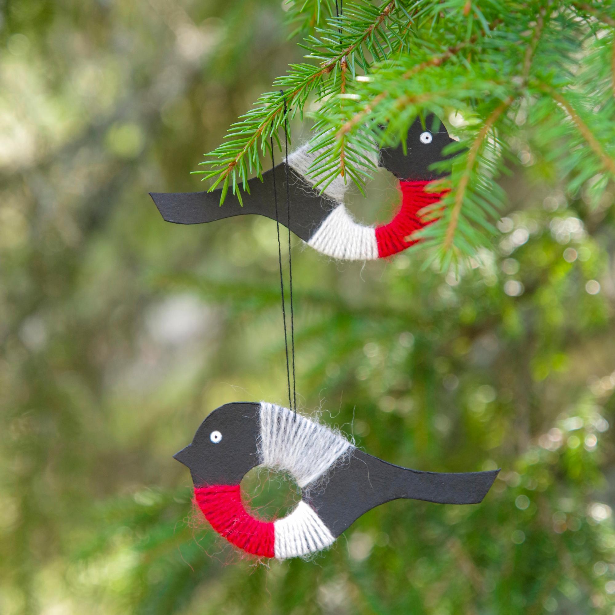 Tee itse sympaattiset punatulkut joulukuuseen – linnut saavat pehmeän pinnan ja tutun värityksen jämälangoista 