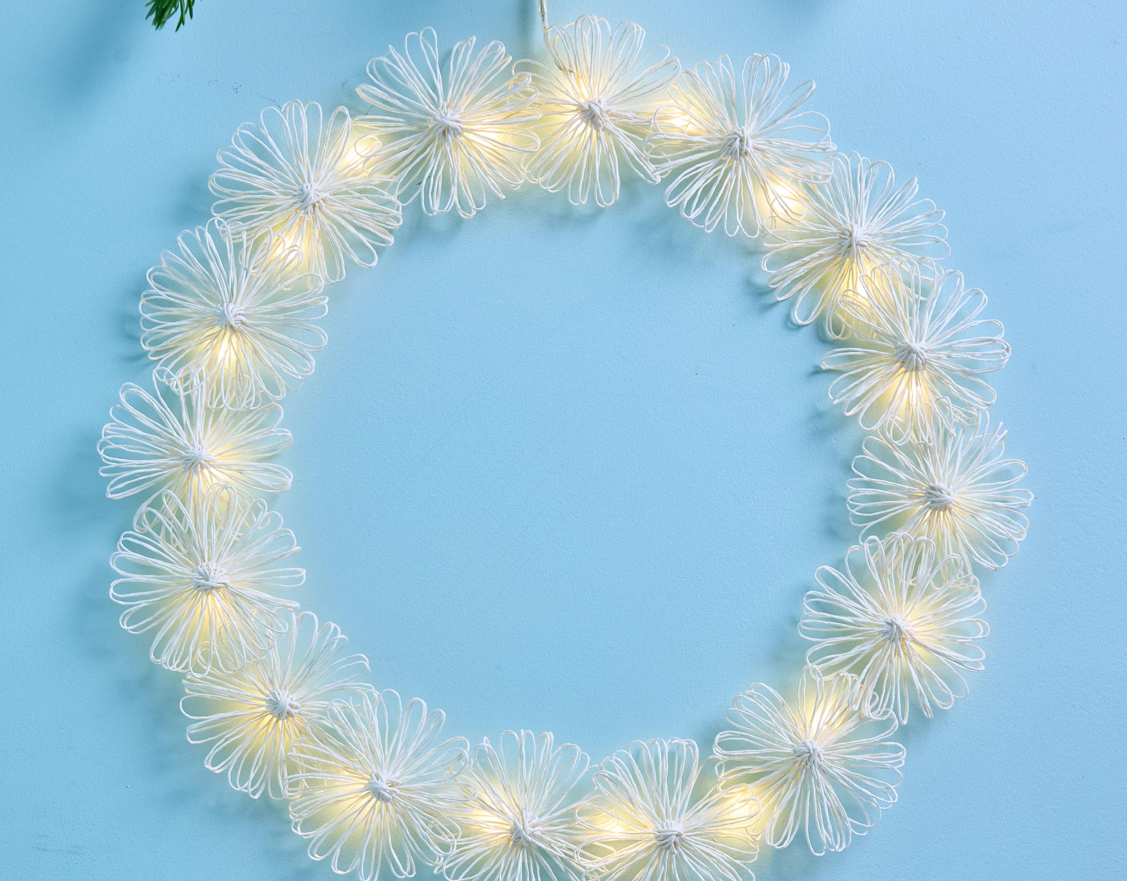 Paperinarusta ja valosarjasta tulee ihastuttava kestokranssi – katso ohje