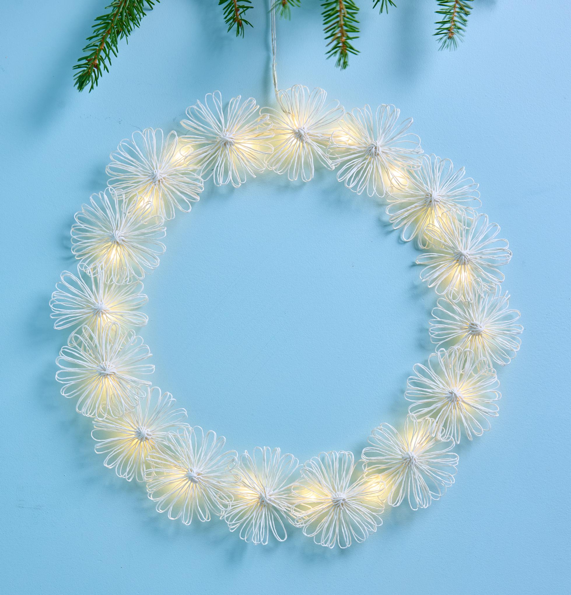 Paperinarusta ja valosarjasta tulee ihastuttava kestokranssi – katso ohje