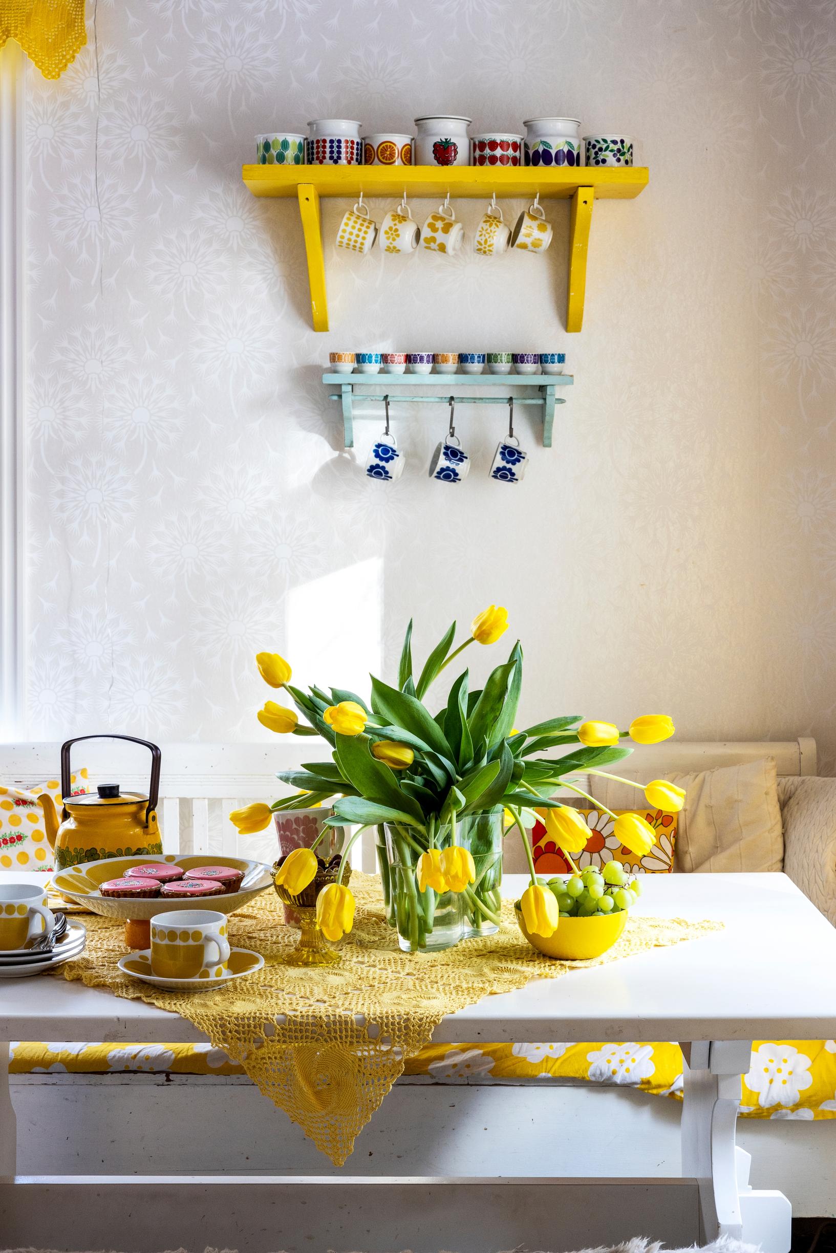 Tulppaanit pirttikaluston pöydällä.