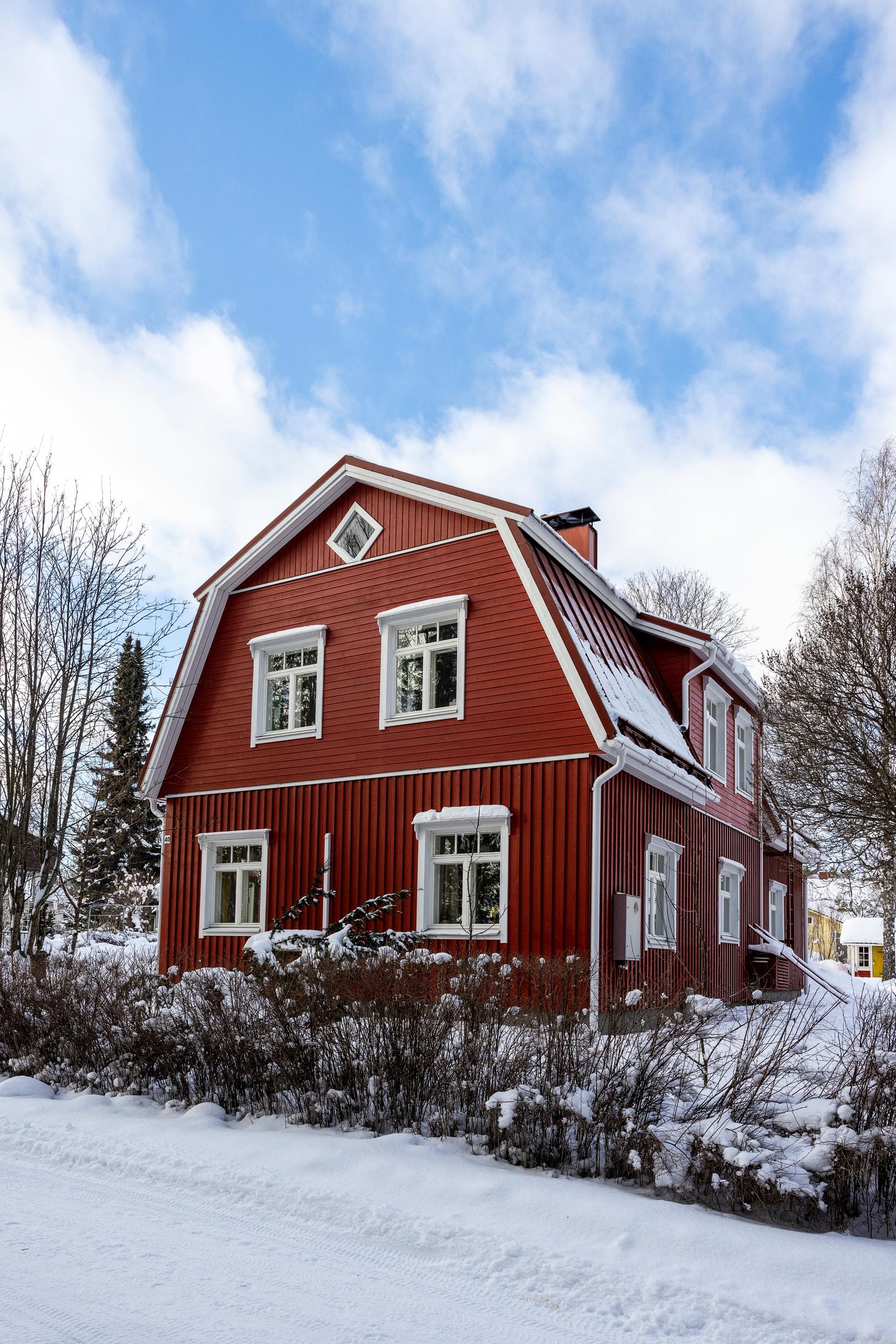 Punainen, mansardikattoinen omakotitalo Nokialla.