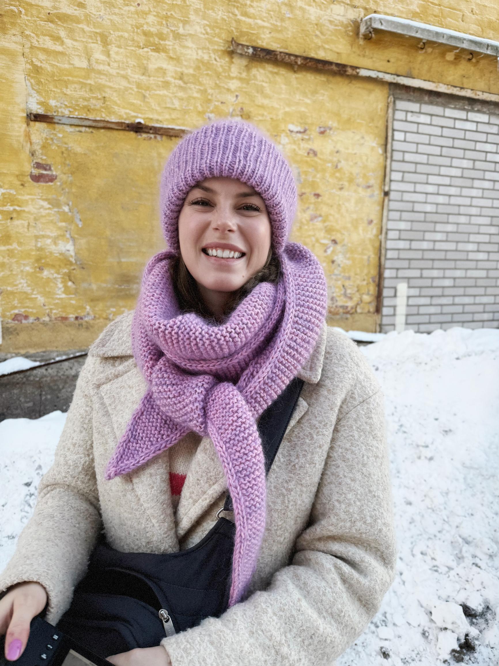 Marita Paasonen ulkona neulotussa pipossa ja huivissa.