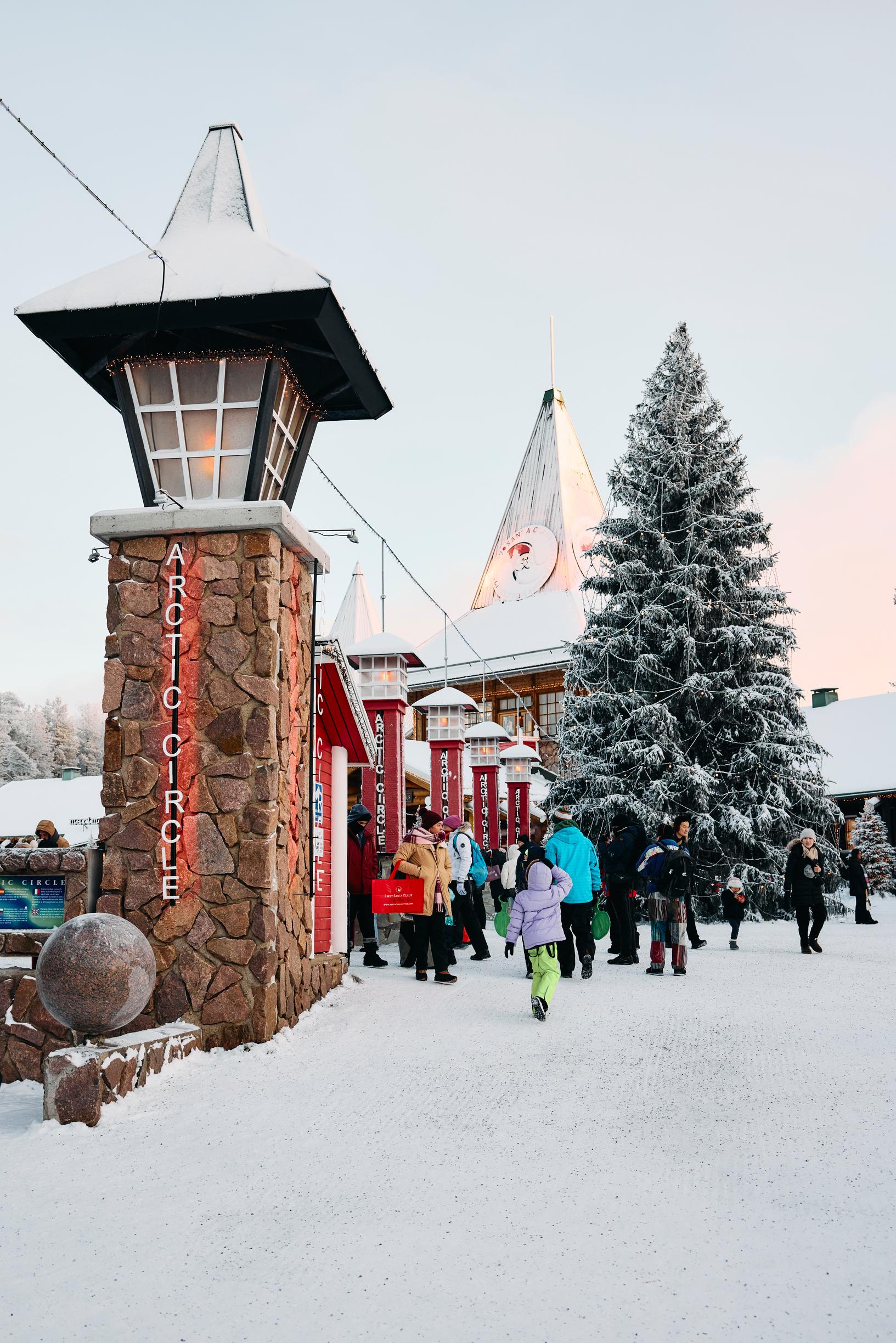 Joulupukin Pajakylä: keskusaukio