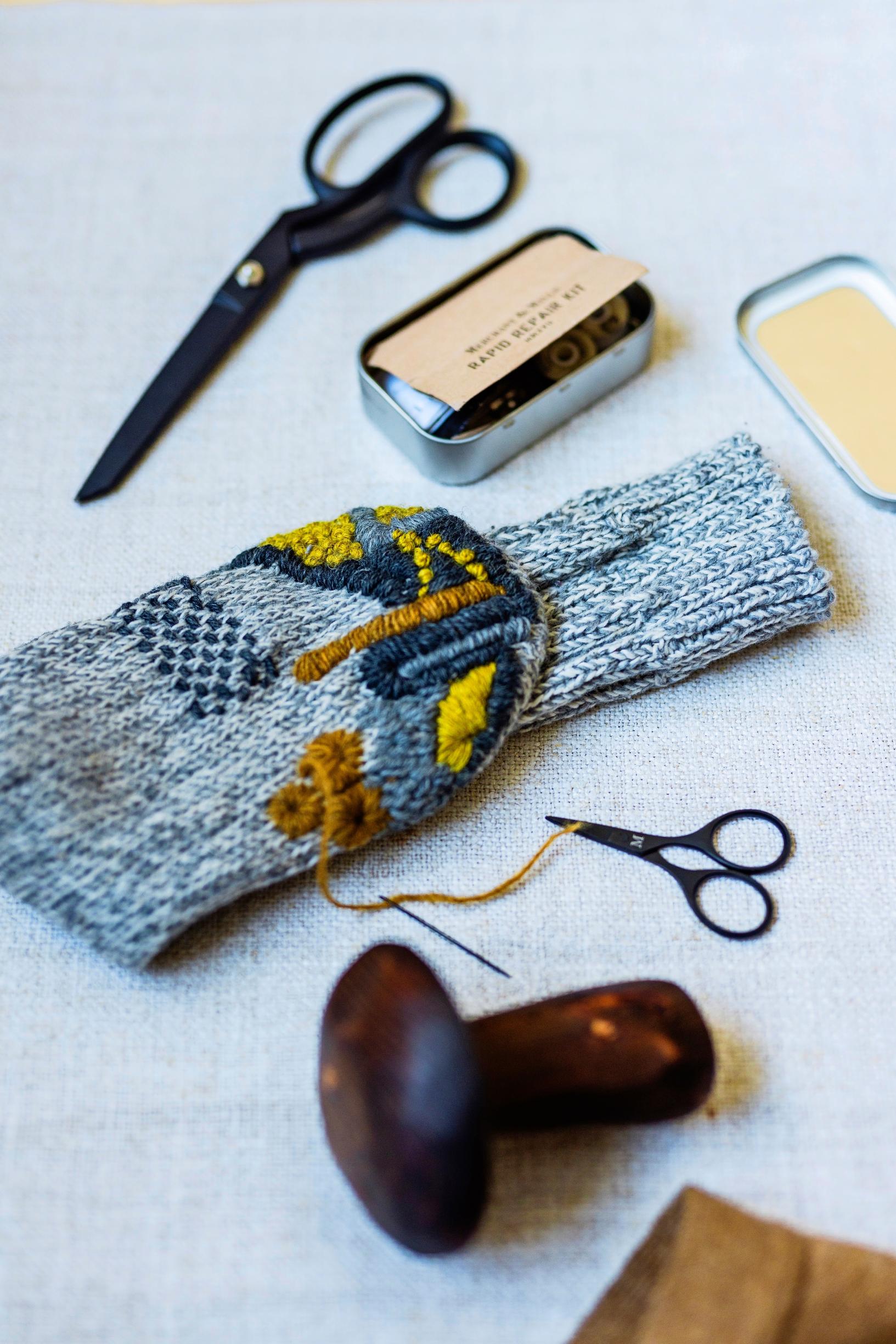 Parsintatarvikkeia ja parsitut sukat.