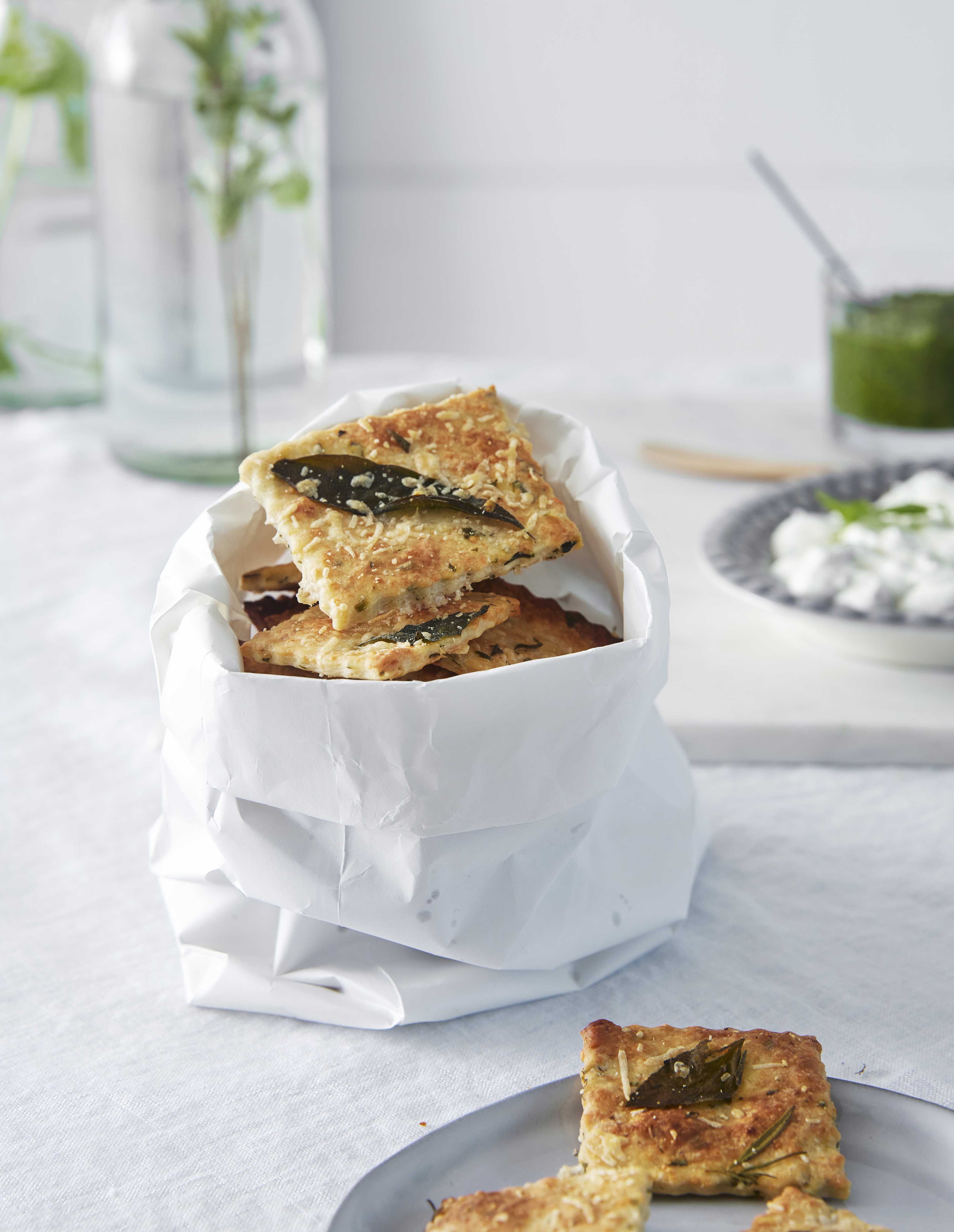 Yrtti-parmesaaninäkkärit – katso resepti | Maku