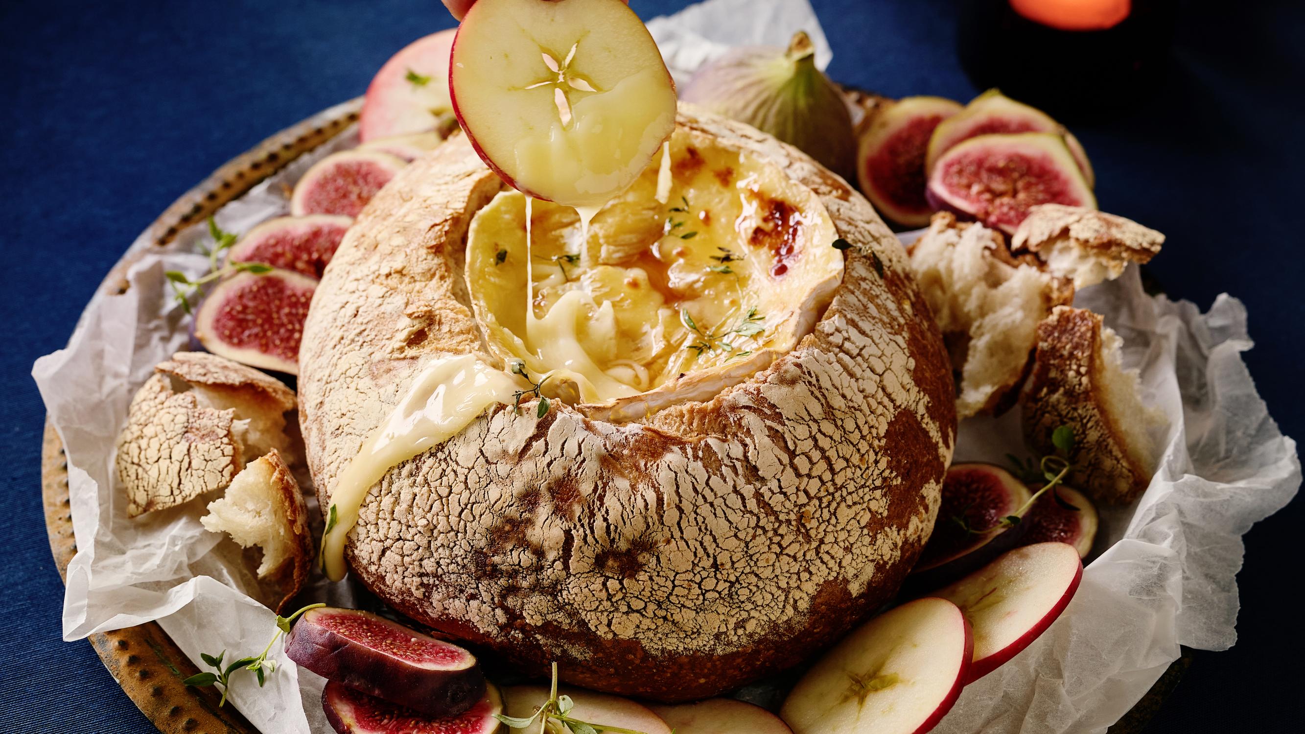 Juustounelma uunista ulos – lämmin camembert-dippi kokoaa kaikki herkuttelemaan