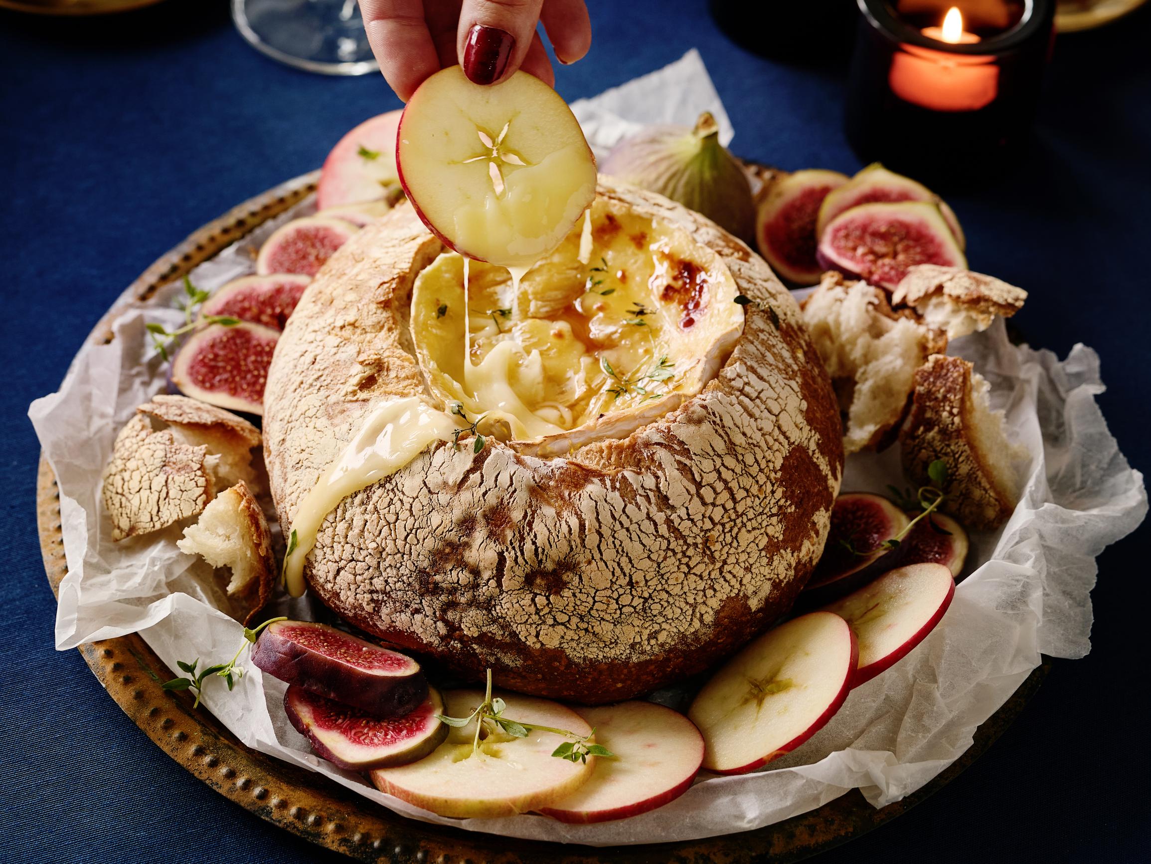 Juustounelma uunista ulos – lämmin camembert-dippi kokoaa kaikki herkuttelemaan