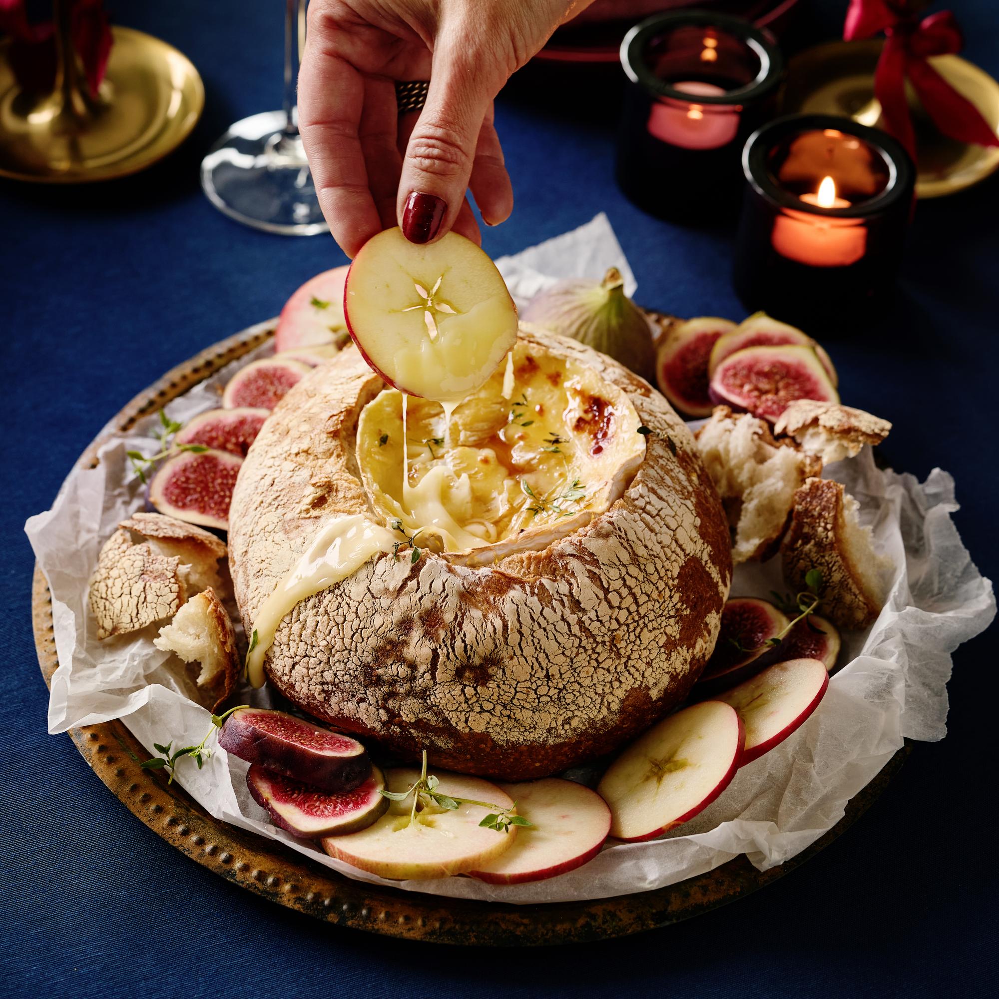 Juustounelma uunista ulos – lämmin camembert-dippi kokoaa kaikki herkuttelemaan