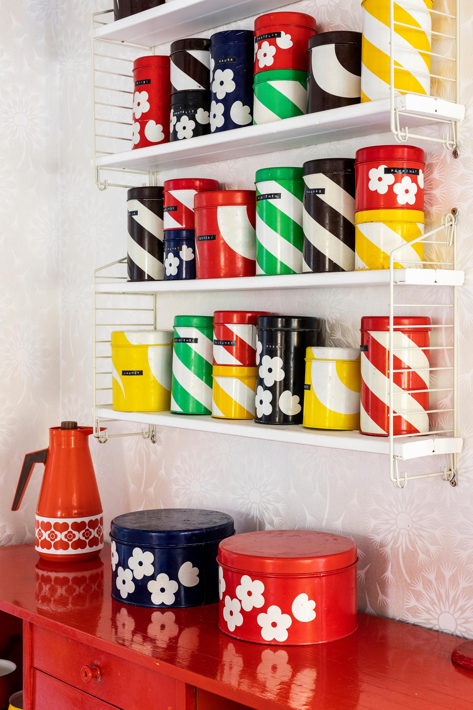 aarikan peltipurkkikokoelma ja itse tehdyt string-tyyppiset hyllyt.