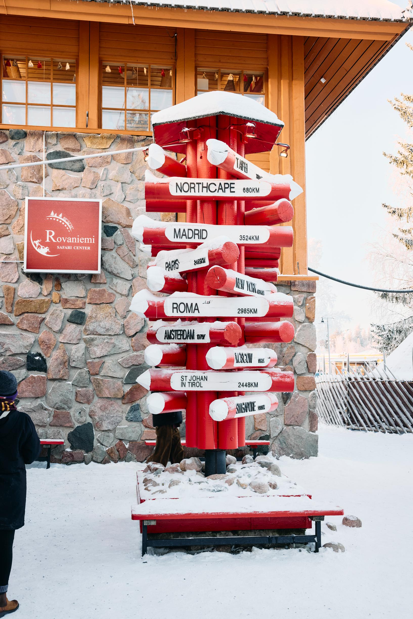 Joulupukin Pajakylä: tienviitta maailman kaupunkeihin