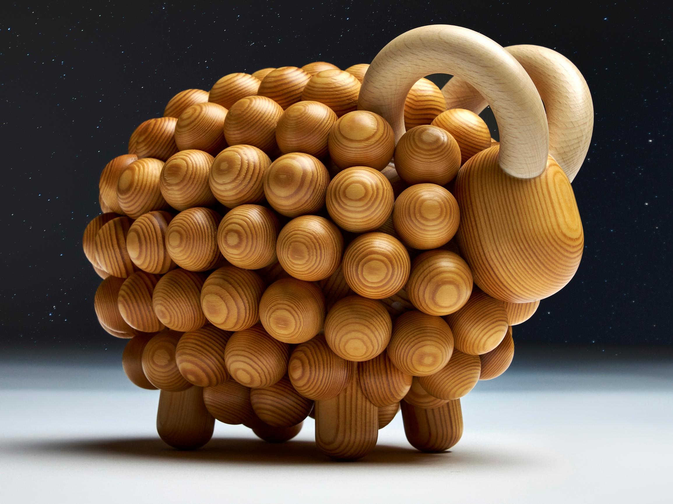 Mistä kiharat puiselle lampaalle? Kaija Aarikan ideasta syntyi rakastettu Pässi, jota keräilijät himoitsevat