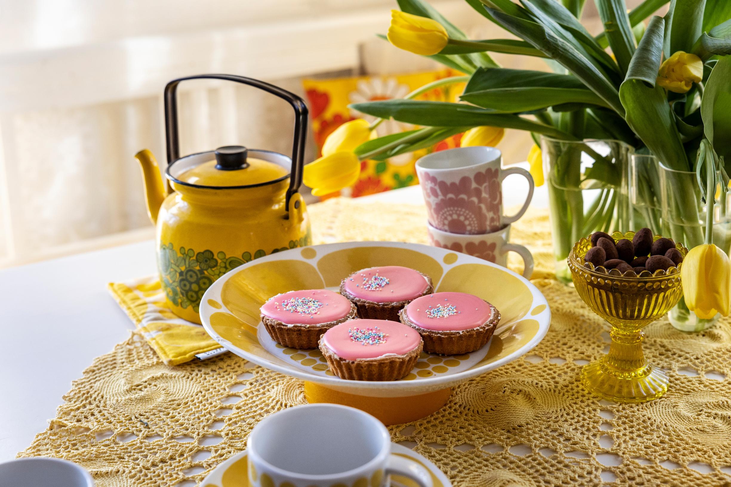 Kahvitarjoilu keltaisella pitsiliinalla.