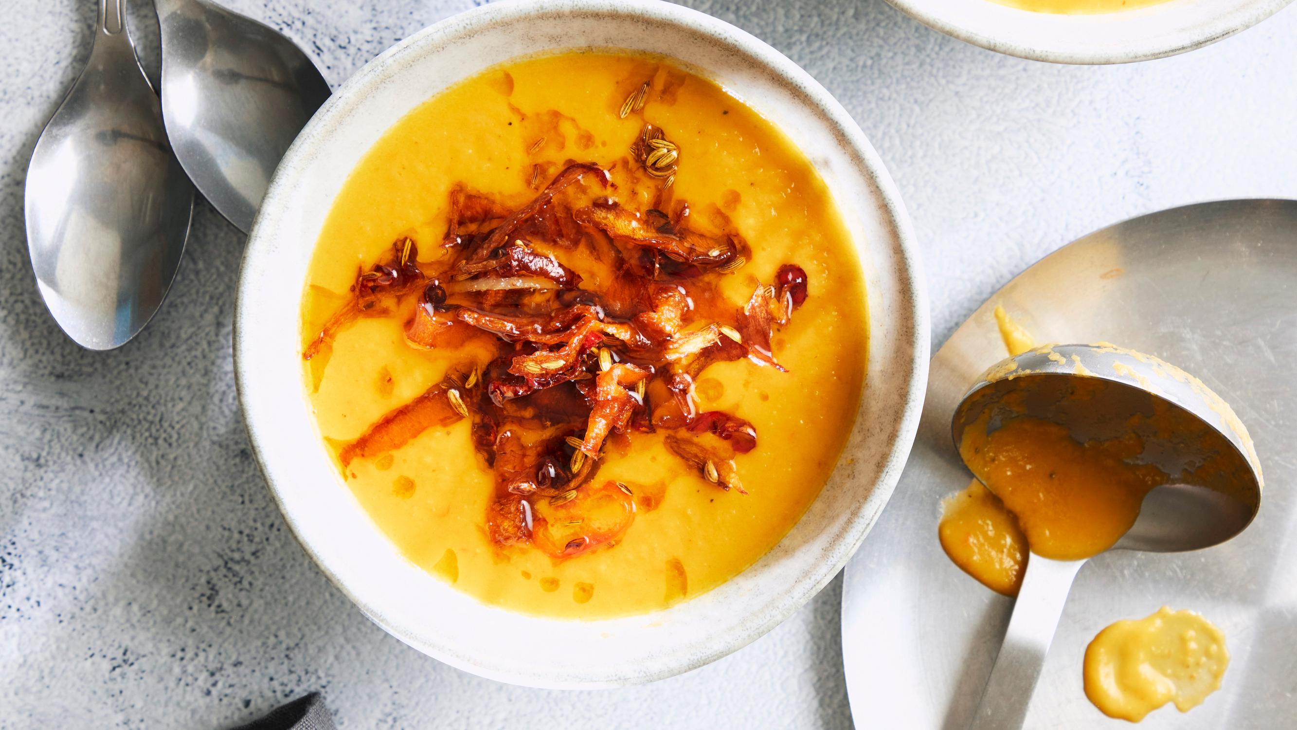 Miso-porkkanakeitto – samettinen soppa viimeistellään herkullisella porkkanankuoripaistoksella