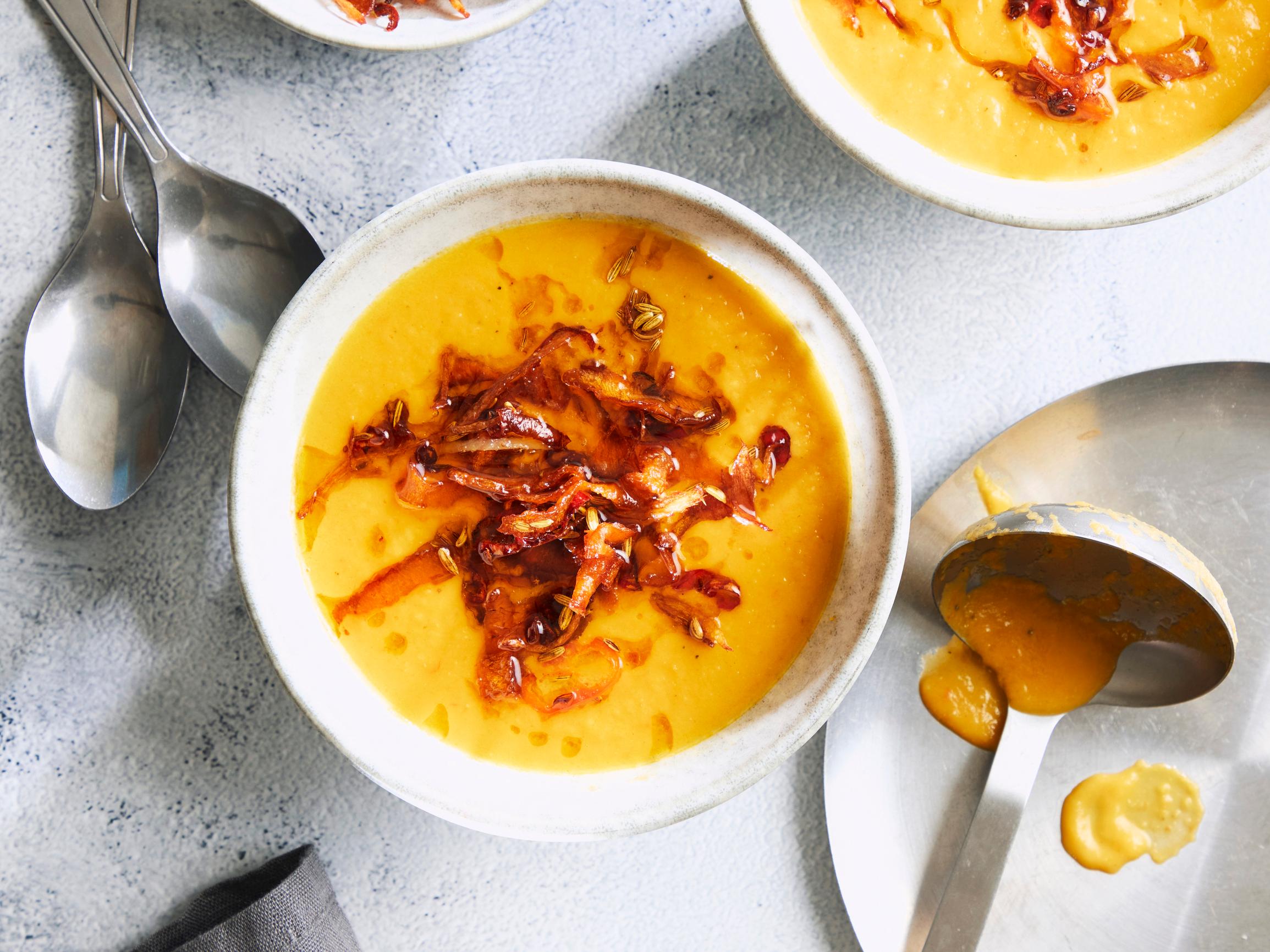 Miso-porkkanakeitto – samettinen soppa viimeistellään herkullisella porkkanankuoripaistoksella