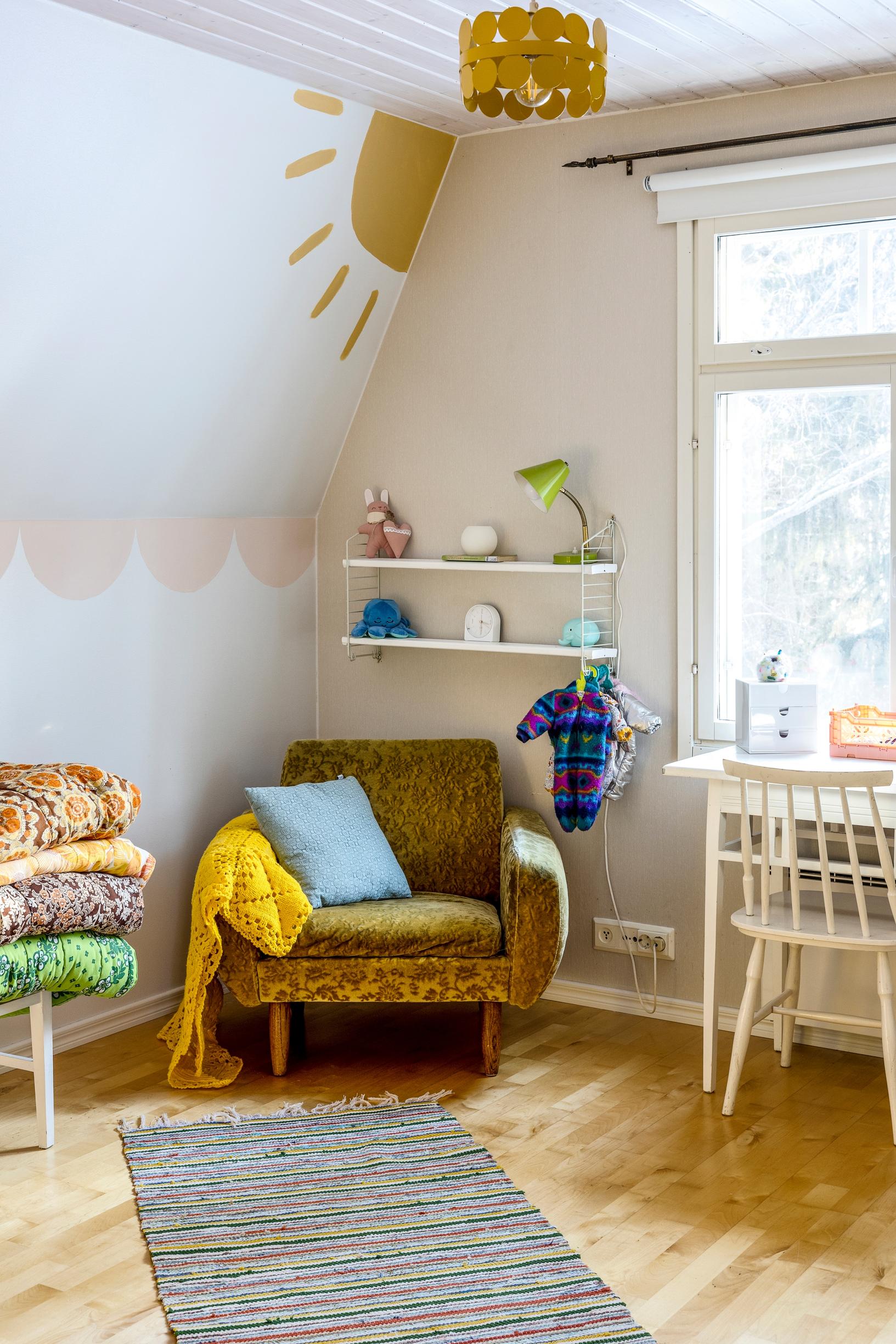 Kirppikseltä löytynyt vihreä tuoli sijaitsee Mintun huoneessa.