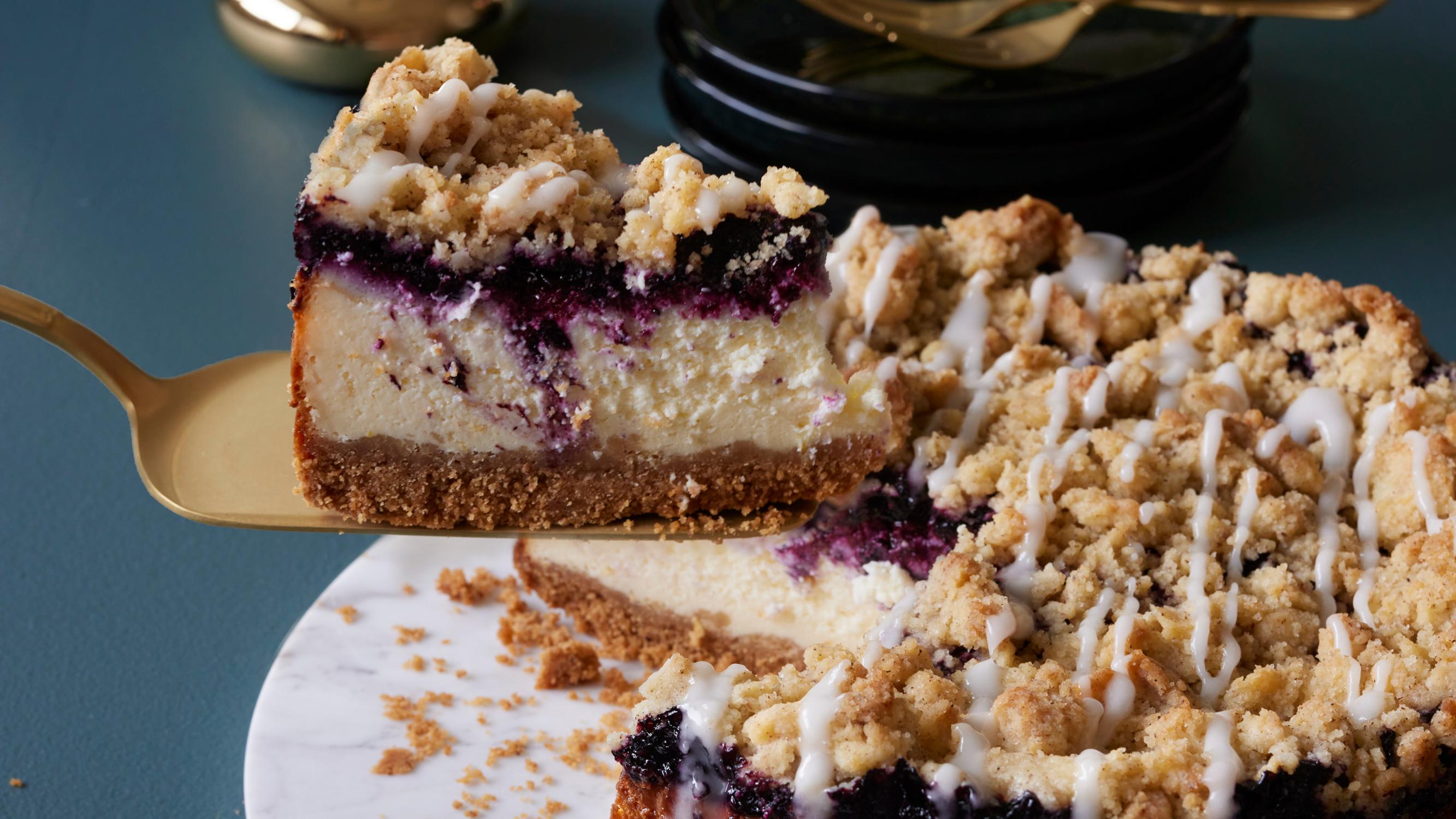 Mustikkamuru-juustokakku − kaikkien rakastama piirakka saa nyt juhlavan juustokakun muodon!