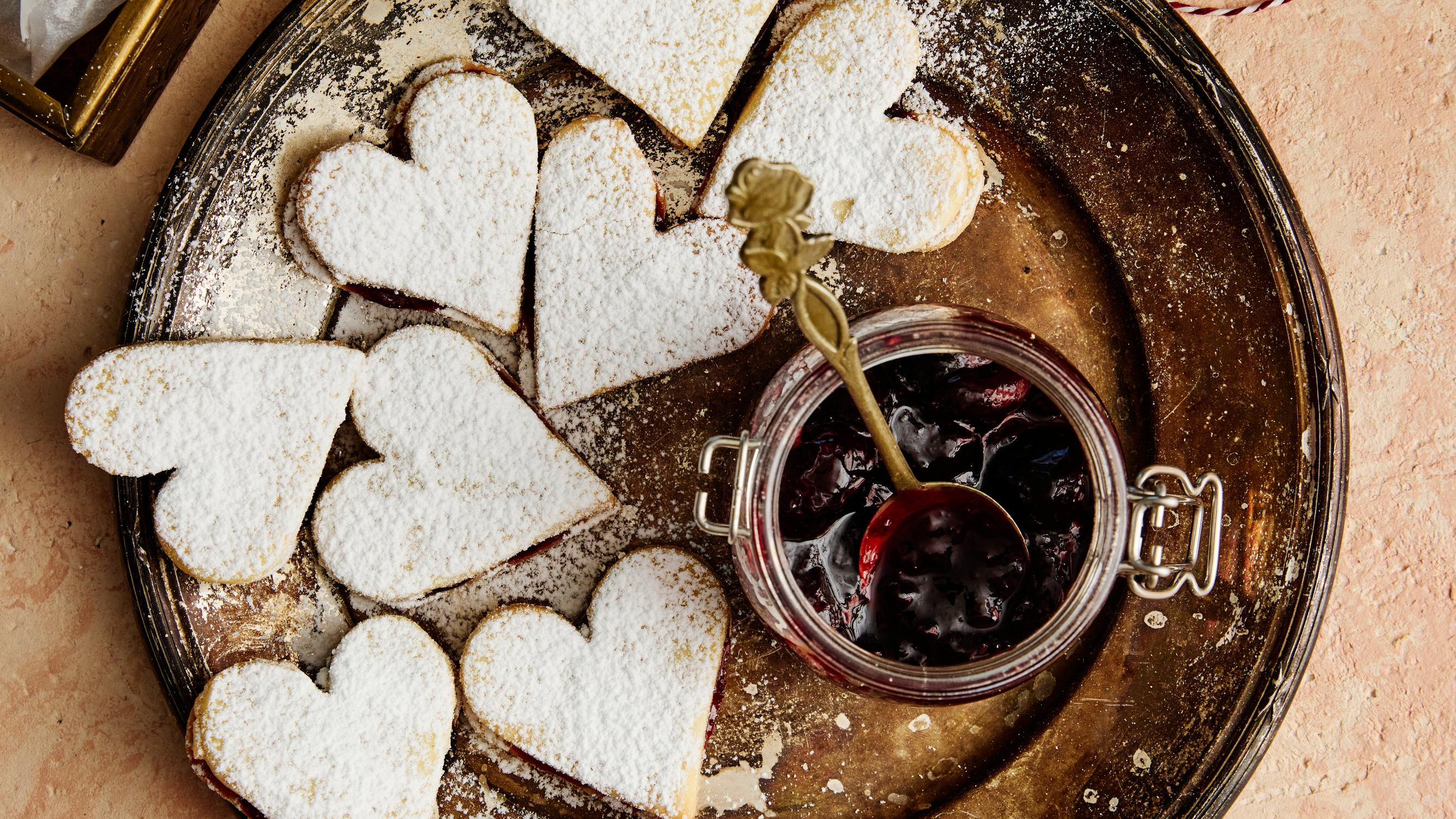 Kirsikkasydän­pikkuleivät – mainio lahja makeanystävälle tai ihana herkku kahvin kanssa tarjottavaksi