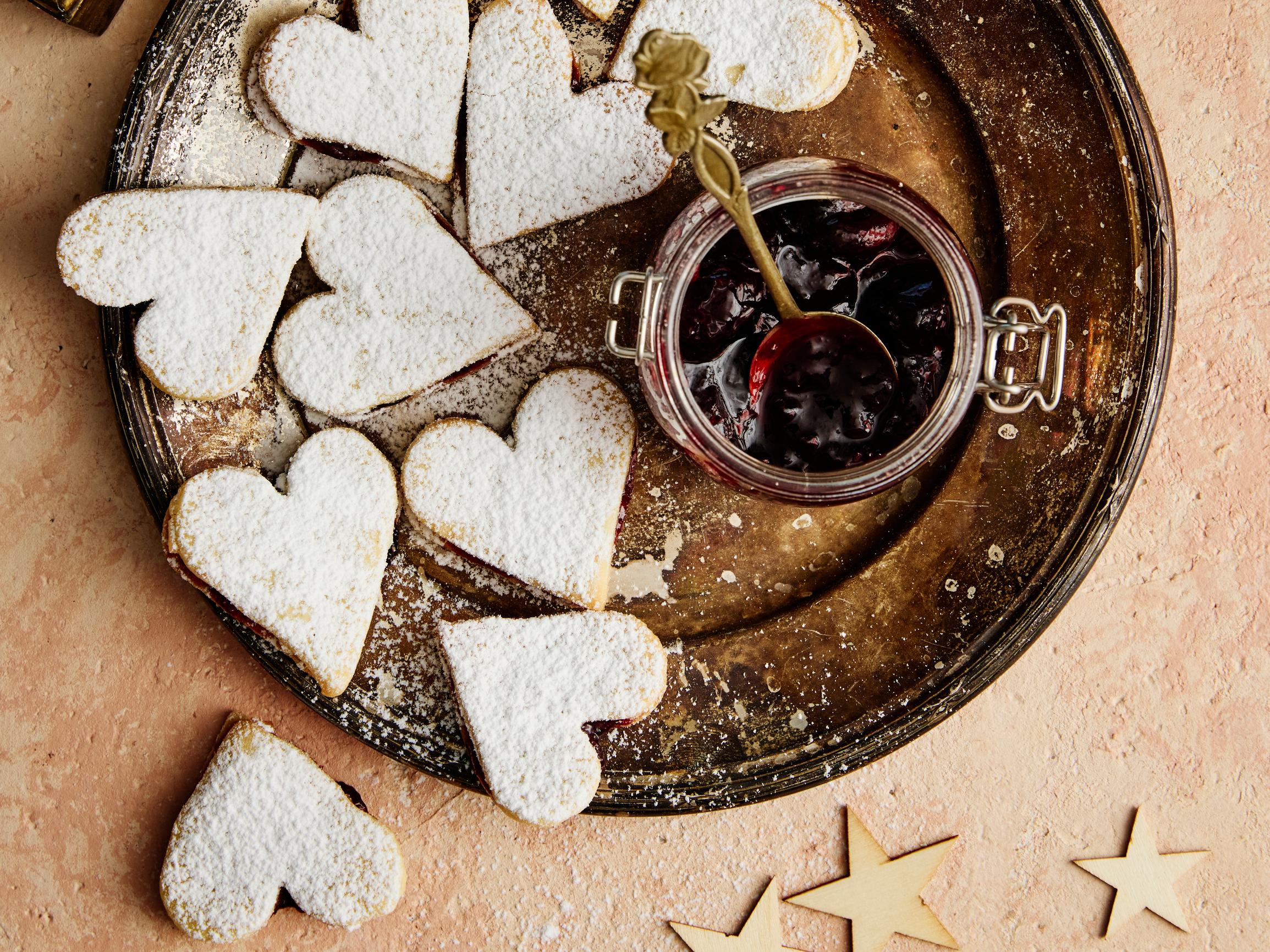 Kirsikkasydän­pikkuleivät – mainio lahja makeanystävälle tai ihana herkku kahvin kanssa tarjottavaksi