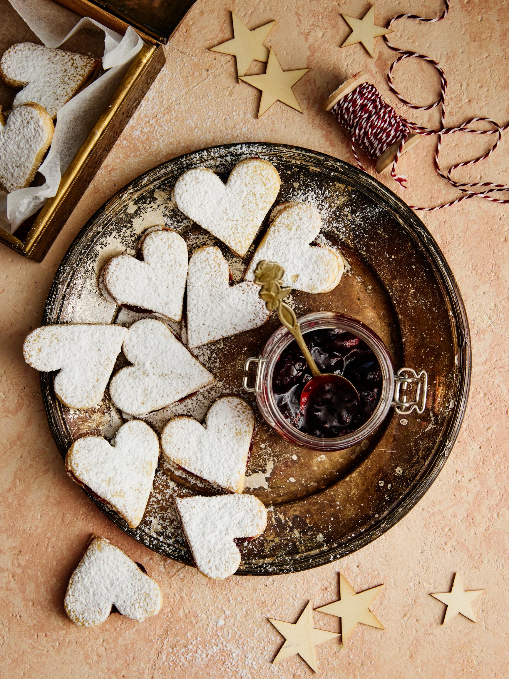 Kirsikkasydän­pikkuleivät – mainio lahja makeanystävälle tai ihana herkku kahvin kanssa tarjottavaksi