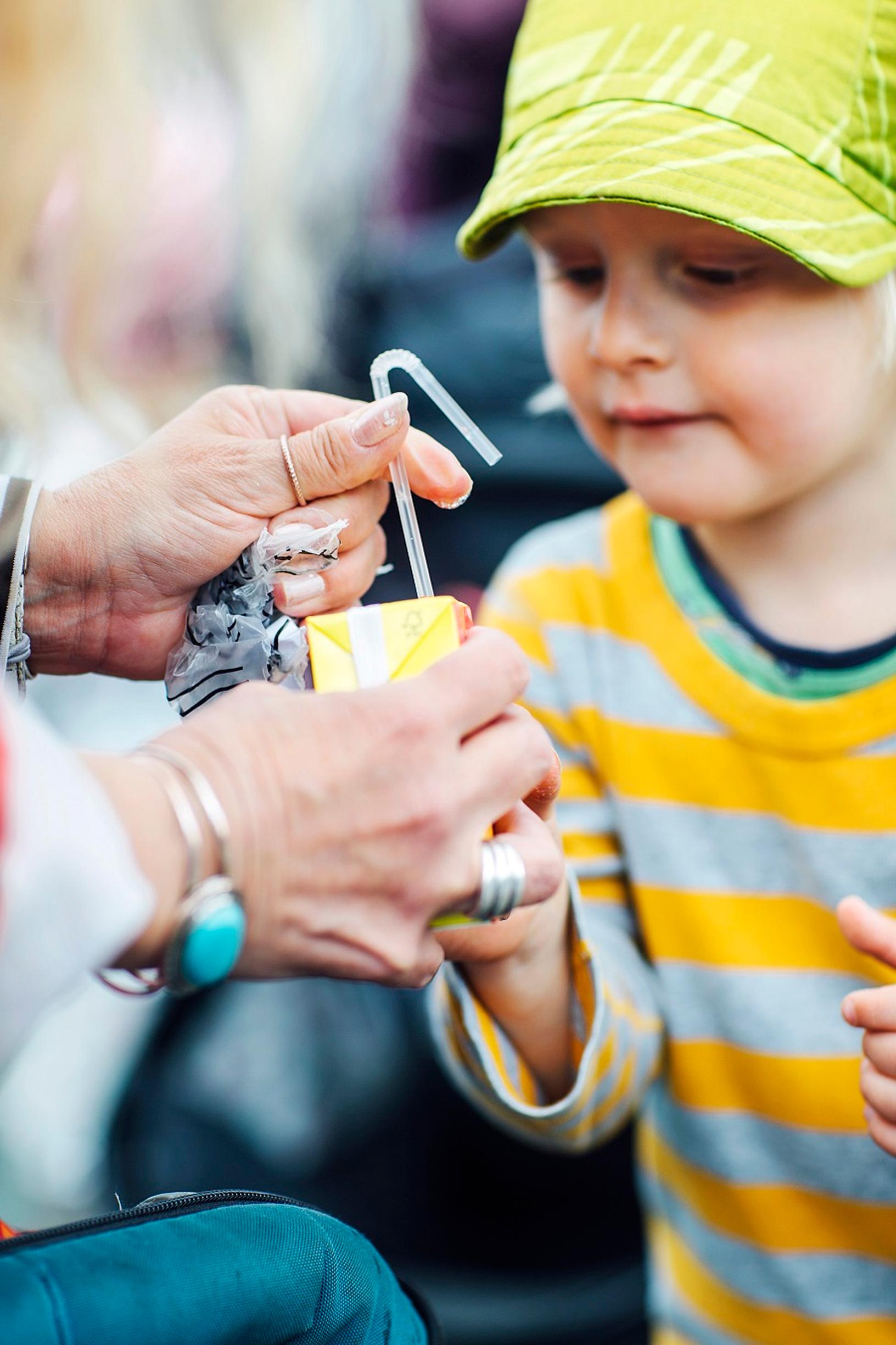 Isovanhemmilla on aikaa paijaamiselle – ja sylittely onkin isovanhemman erityistehtävä, sanoo lastenpsykiatri