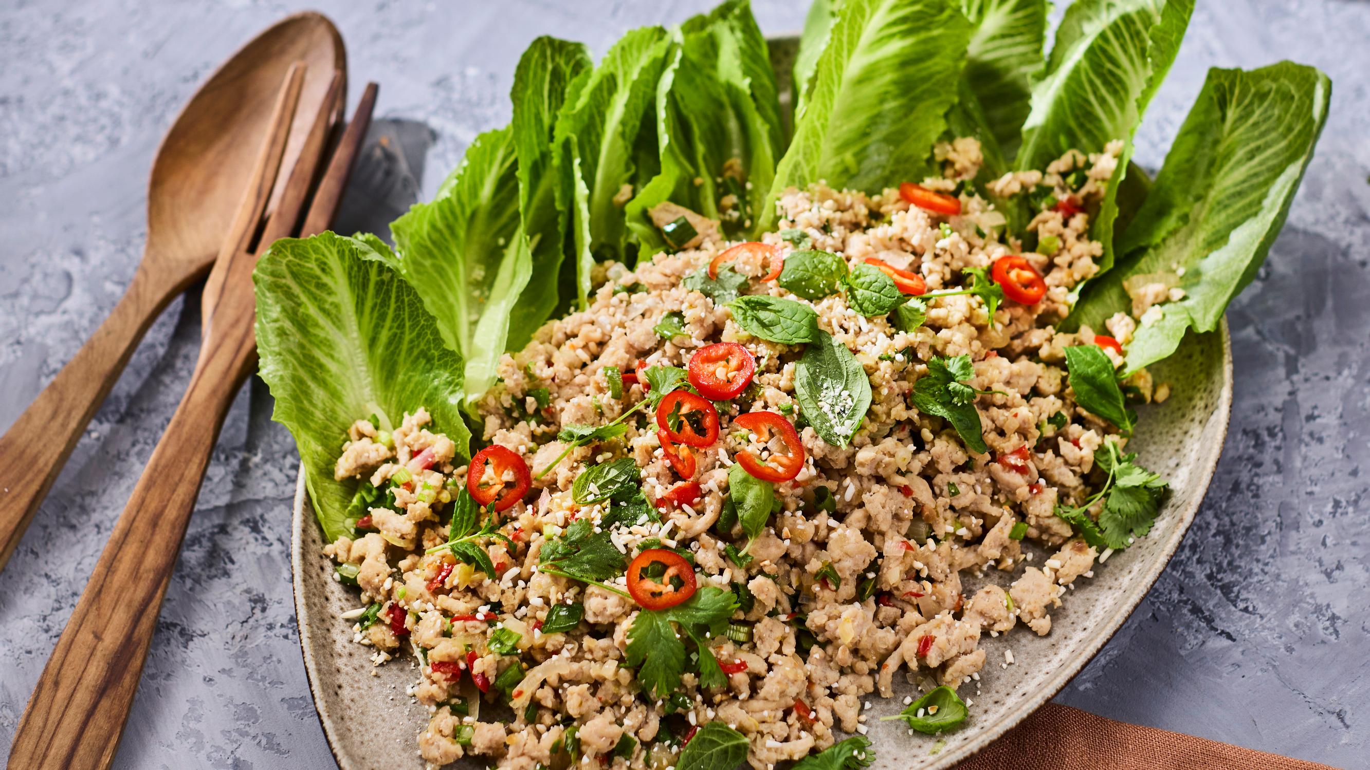 Thaimaalaisen kanasalaatin eli larb gai -salaatin juju on riisistä paahdettu ripote 